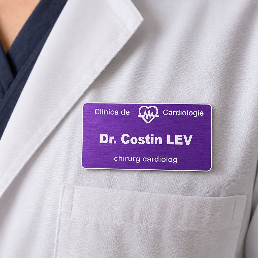 Ecuson personalizat 8x4 cm violet cu text alb, purtat la piept de medic