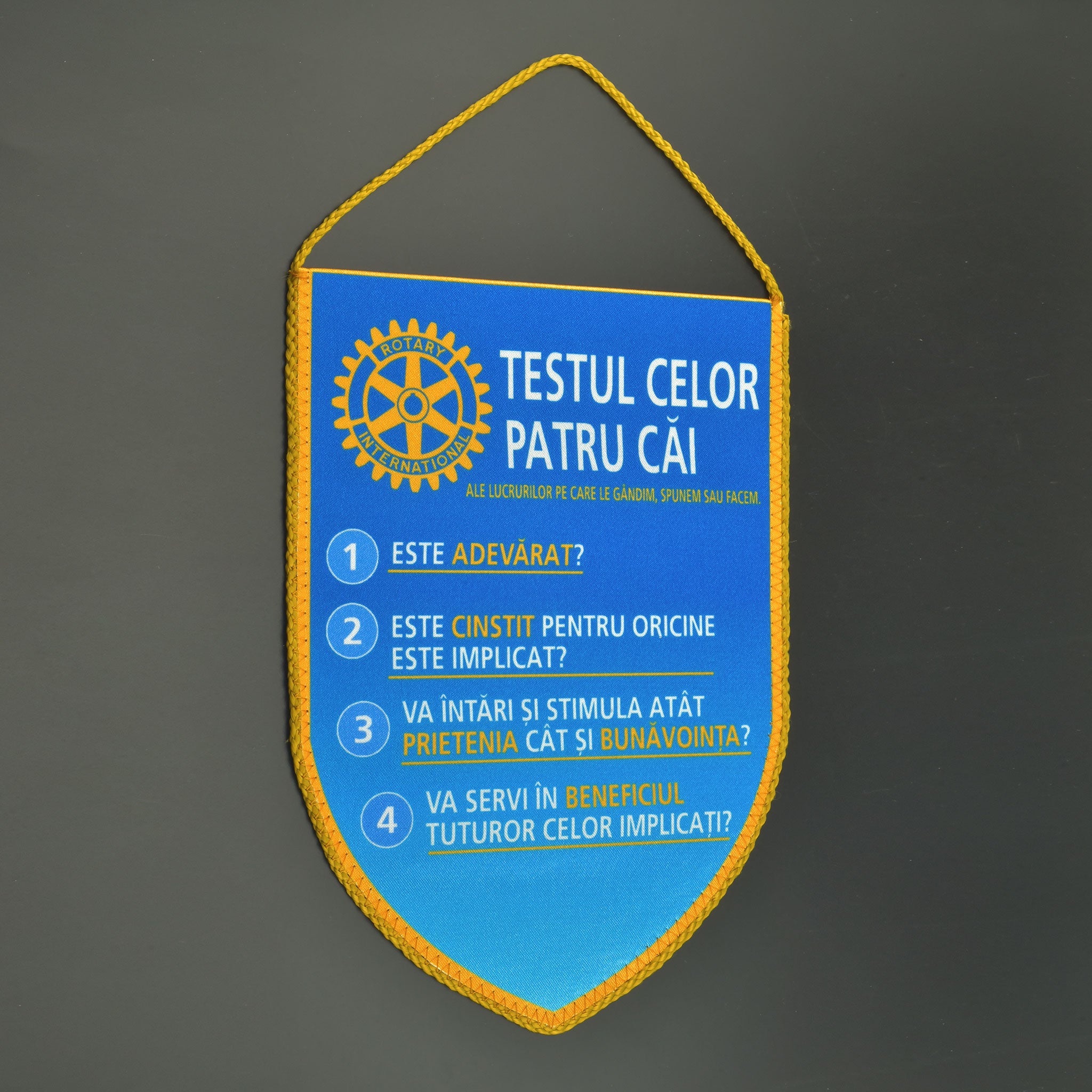 Fata unui fanion textil albastru cu emblema galbena Rotary Club, dimensiuni o suta cincizeci si cinci pe doua sute zece milimetri.