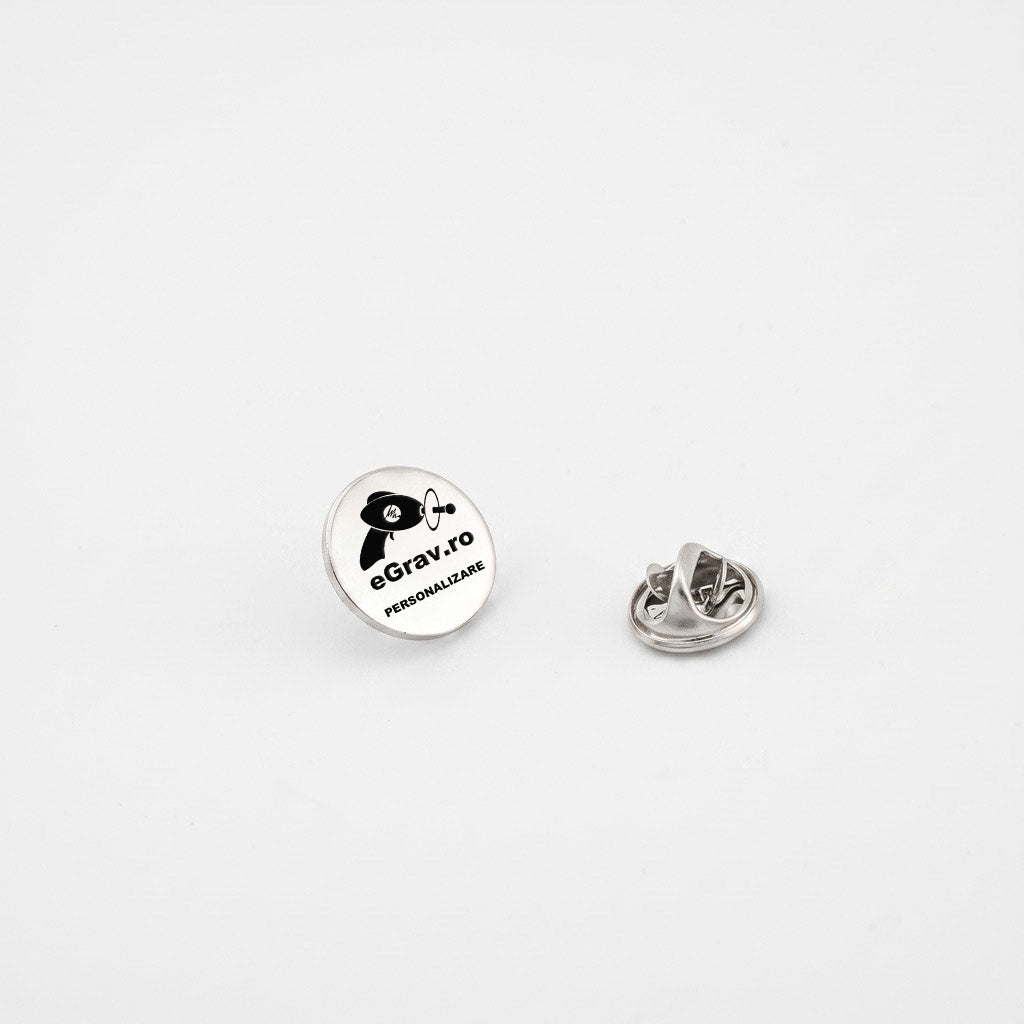 Insignă metalică argintie rotundă de 1,5 cm, cu sistem de prindere pentru rever