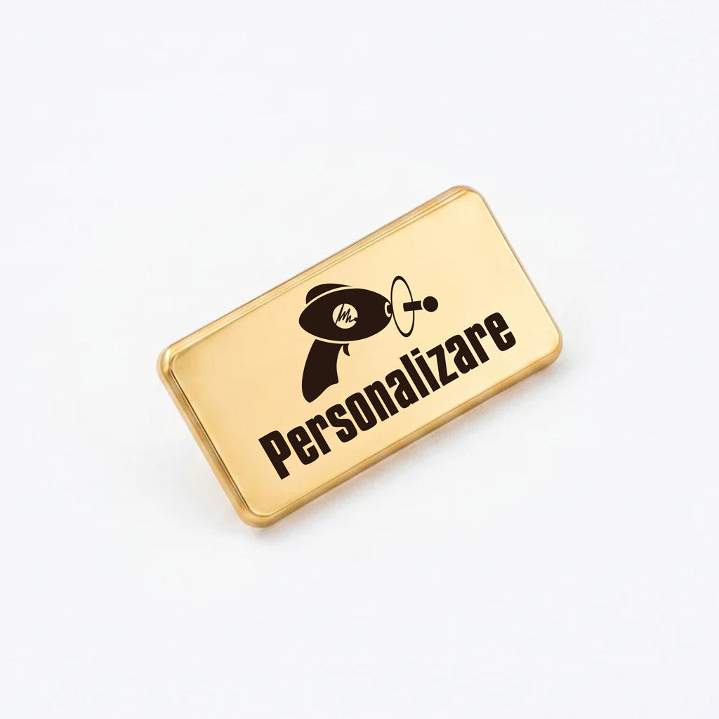 Insignă metalică aurie triunghiulară, personalizată prin gravură