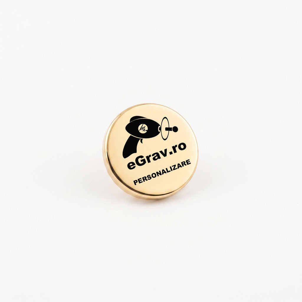 Insignă metalică aurie rotundă de 1,5 cm, personalizabilă și prevăzută cu prindere pentru rever