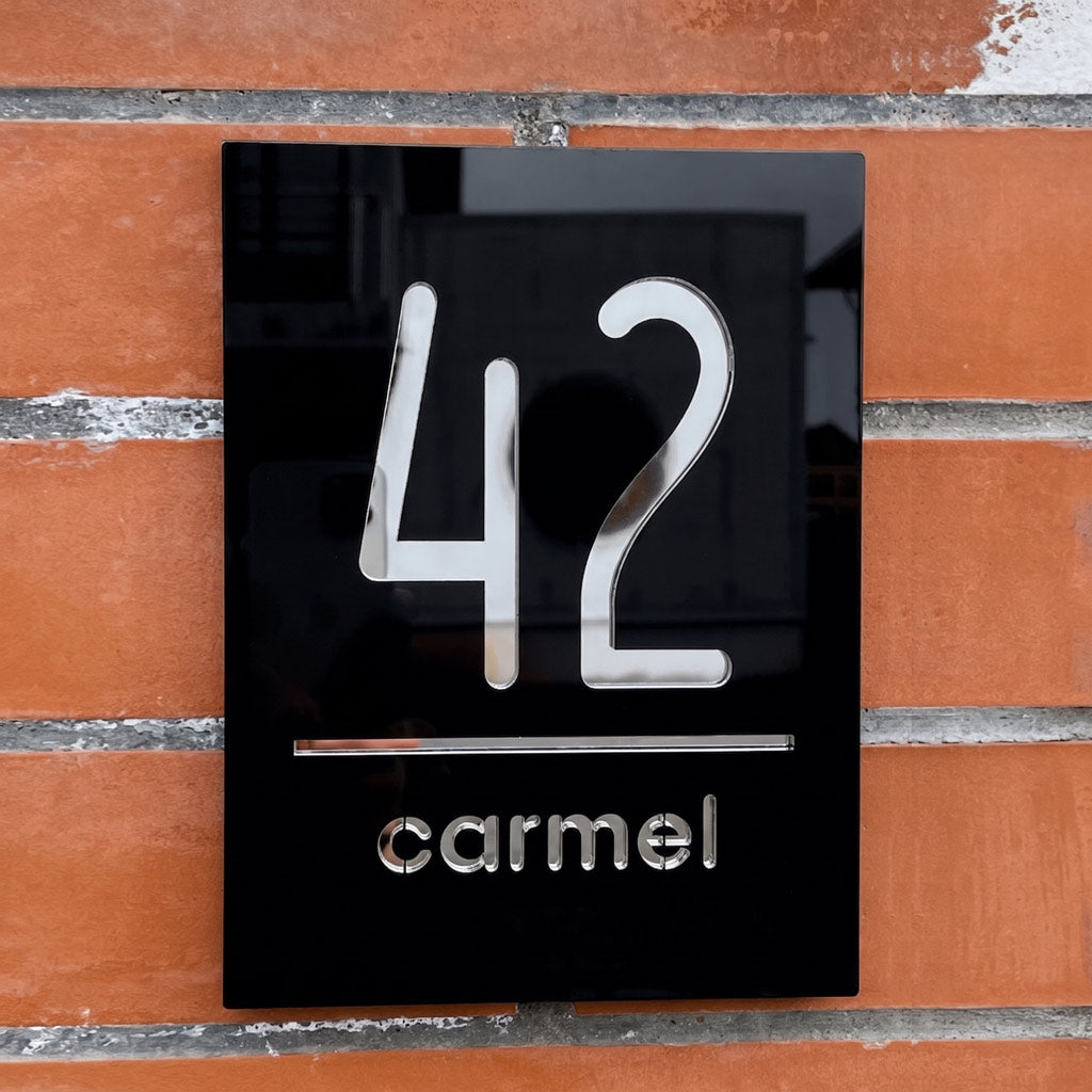 Numar de casa 42 din material argintiu oglinda, montat pe fatada exterioara