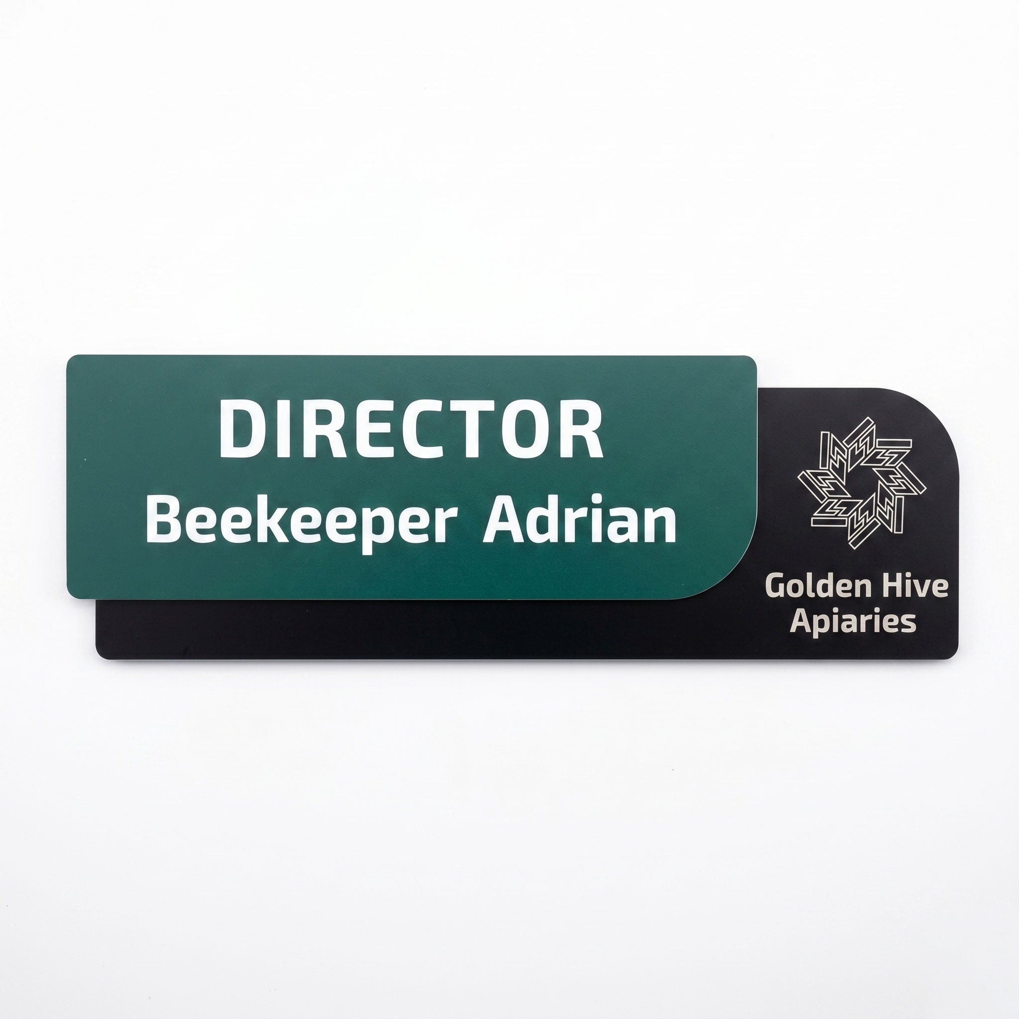 Plăcuță de identificare pentru birou formată din două elemente, cu fața verde închis text „DIRECTOR Beekeeper Adrian” și baza neagră cu logo-ul Golden Hive Apiaries, pe fundal alb.