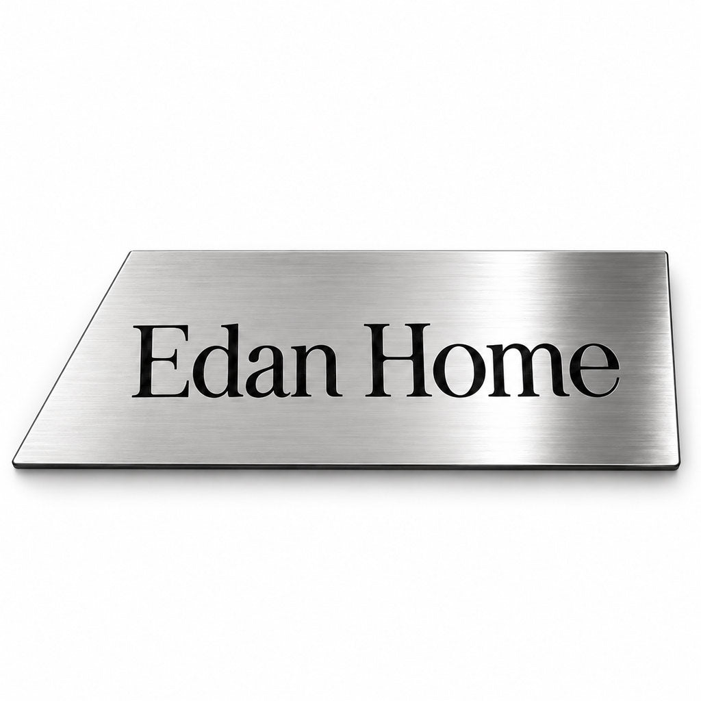 Placuta argintiu lucios Edan Home, personalizata cu numele familiei prin gravura laser