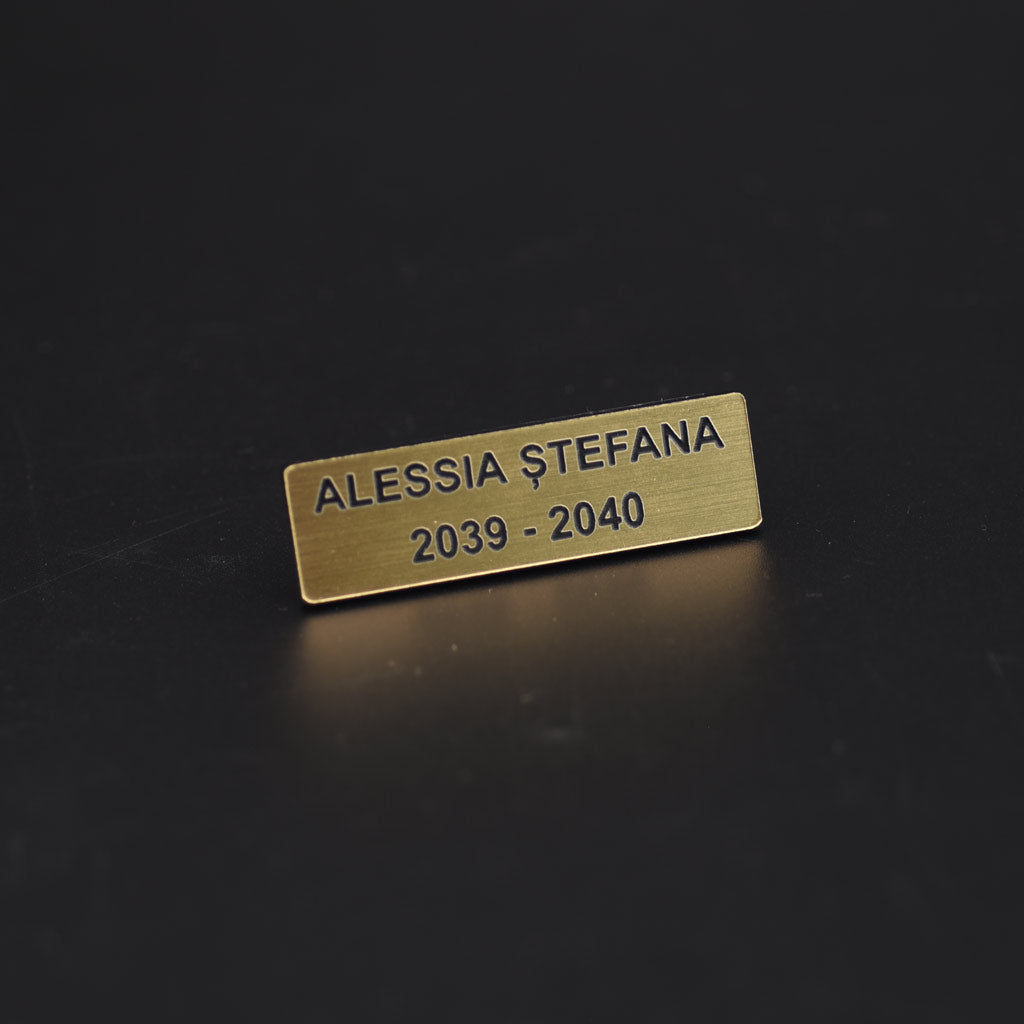 Tresă neagră de 50 × 115 mm, personalizată cu placă și text auriu