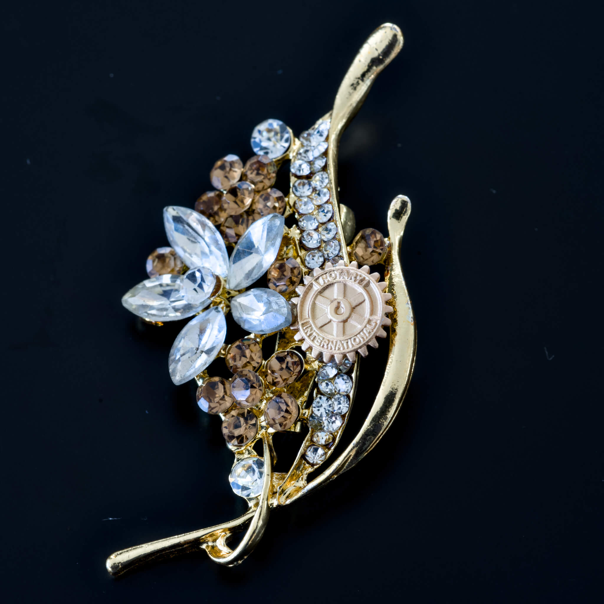 Brosa Rotary Arc Elegance, auriu, cu cristale transparente si sampanie