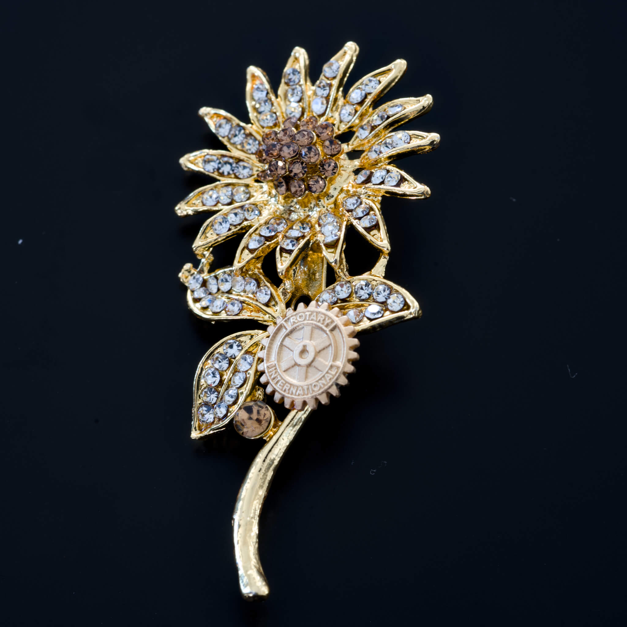 Brosa Rotary Margareta Imperiala, floare auriu cu cristale transparente si centru sampanie