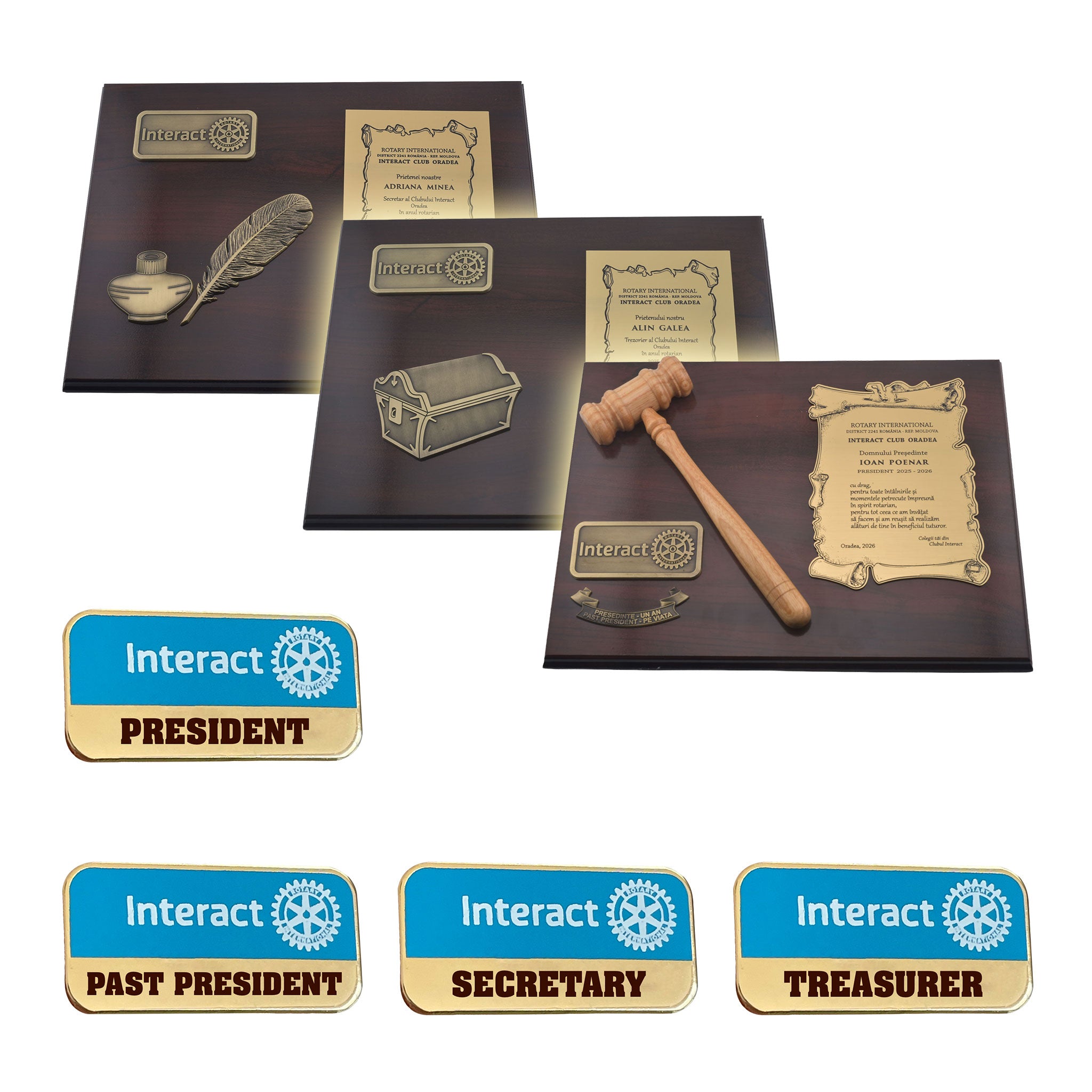 Pachet complet de protocol Deluxe pentru schimbare mandat Interact, compus din 3 placi mari din lemn si metal din aur periat si un set de 4 insigne metalice oficiale pentru board.