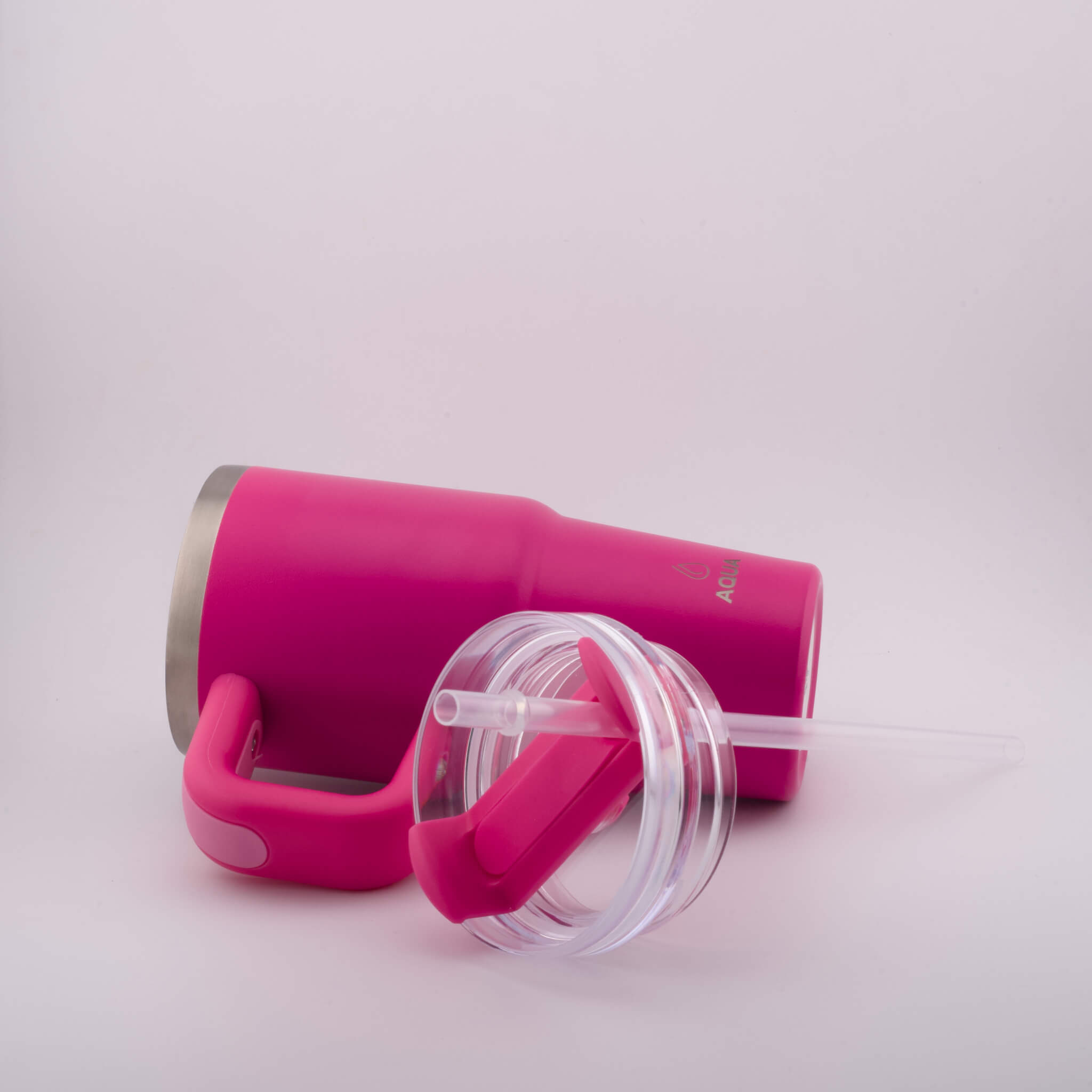 Detalii ale capacului cu pai si in spate se vede cana termos roz mat