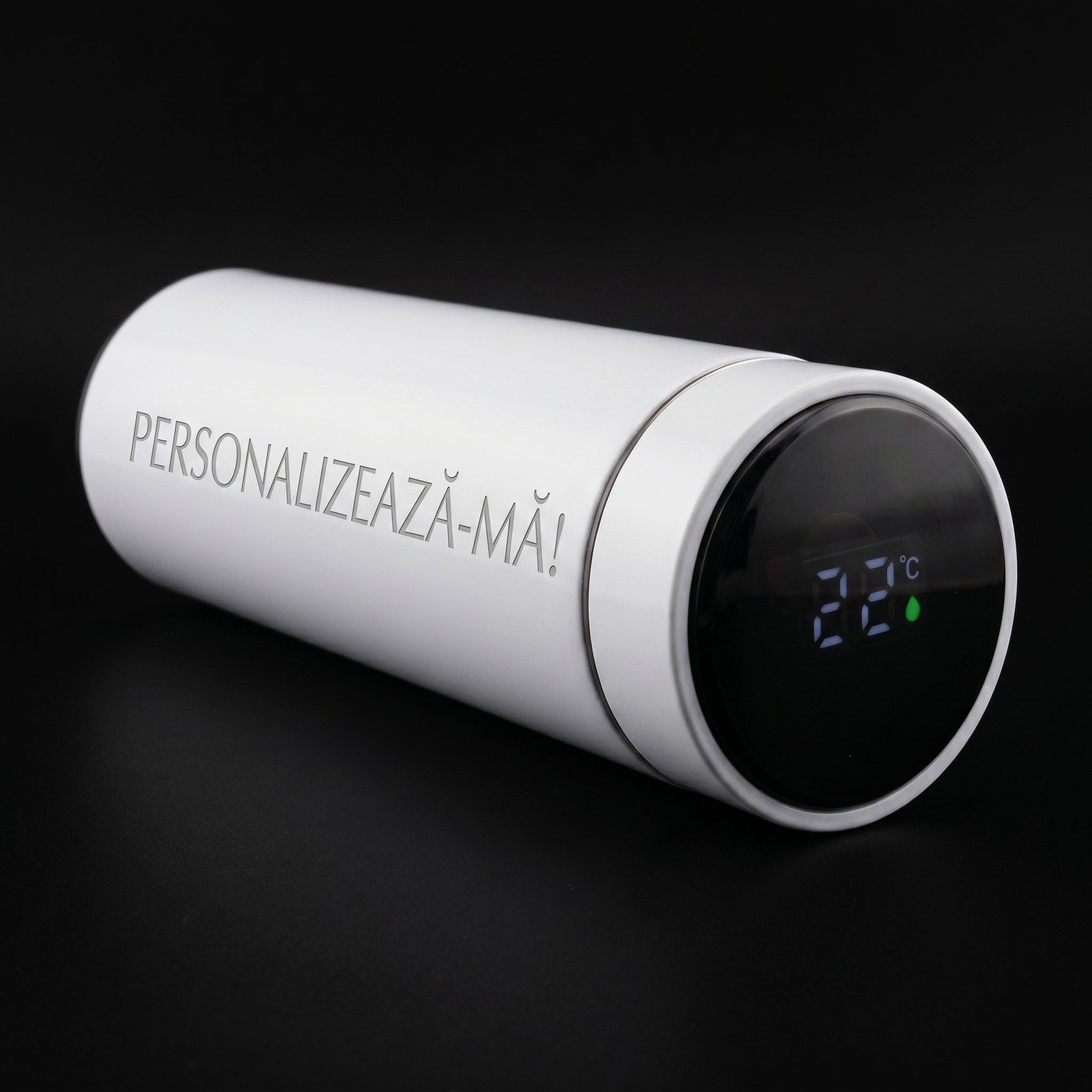 Detaliu capac cu senzor tactil și afișaj LED indicând 22 grade Celsius pentru termos personalizabil.