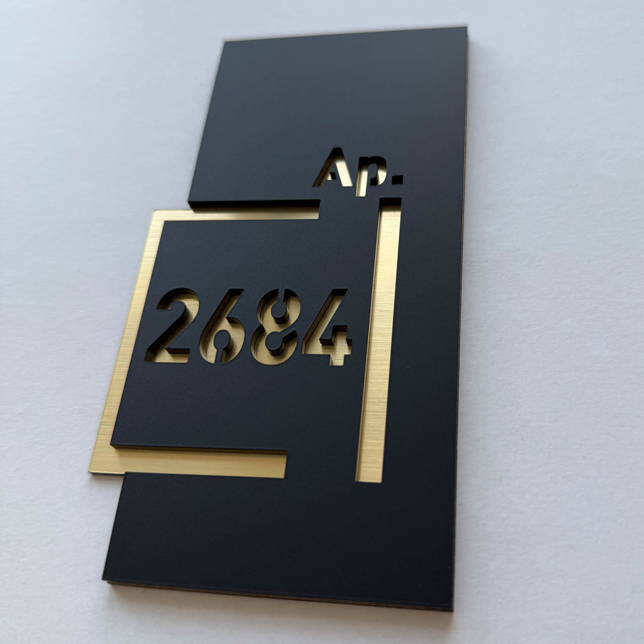 EDGE numar apartament negru mat auriu periat unghi lateral aspect stratificat