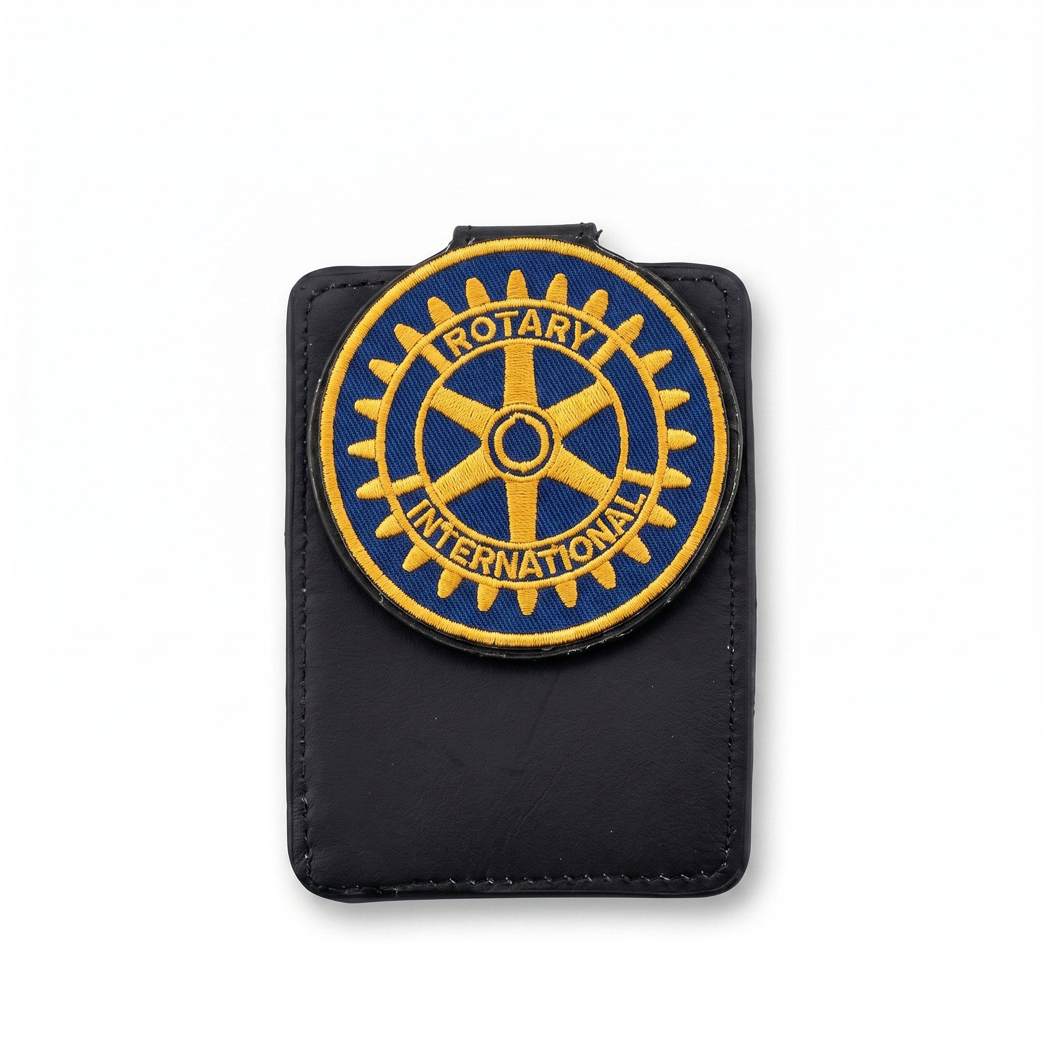 Emblema realizata prin broderie computerizata de inalta densitate aplicata pe suport rigid.