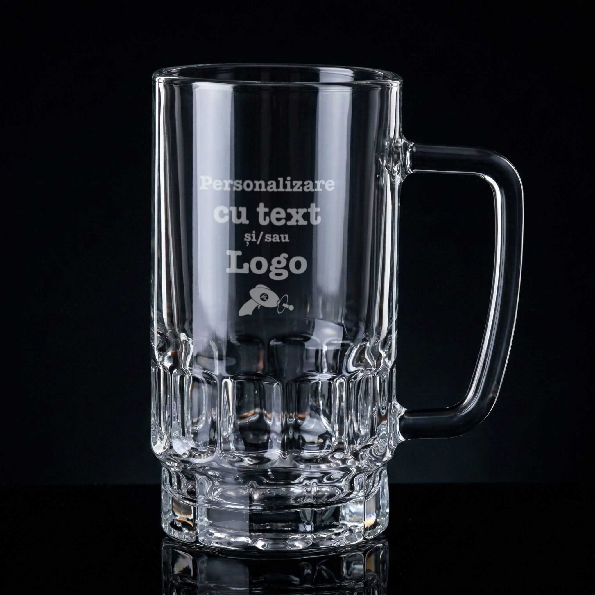 halba de bere personalizata din sticla transparenta 550 ml 8x15 cm cu text si logo, fotografie de produs pe fundal negru