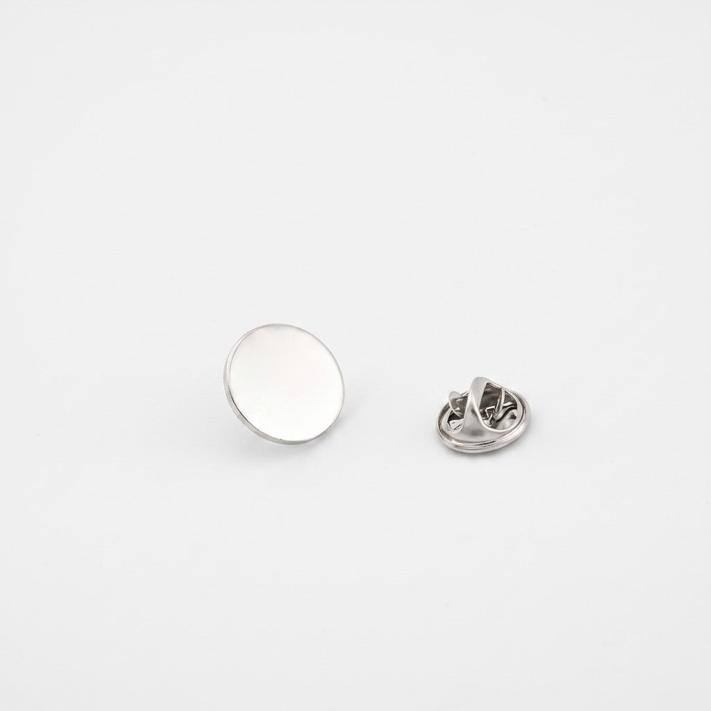 Insigna metalica personalizabila de forma rotunda, finisaj argintiu nichelat de 1.5 cm diametru, dotata cu ac si clema fluture pentru fixare.