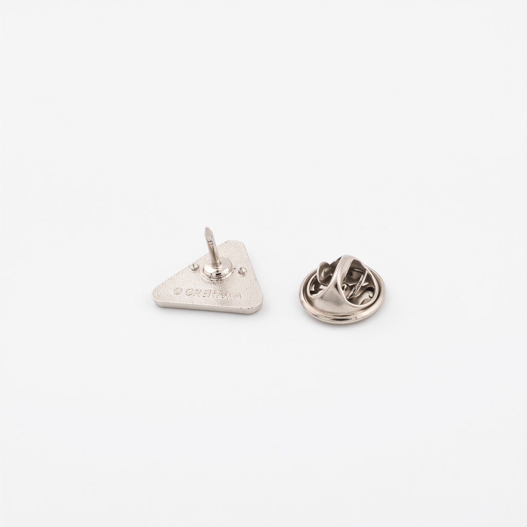 Insigna metalica personalizabila de forma triunghi echilateral din gama silver, dimensiune latura 1.5 cm, cu ac si clema fluture pentru rever.