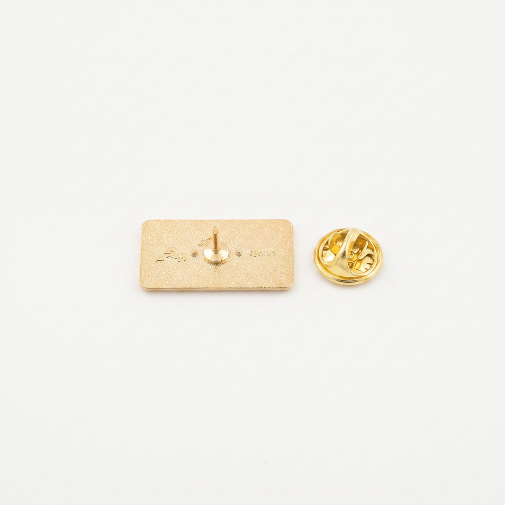 Insigna metalica dreptunghiulara personalizabila de culoare aurie, dimensiune 2.5x1.2 cm, cu sistem de prindere tip fluture pentru rever.