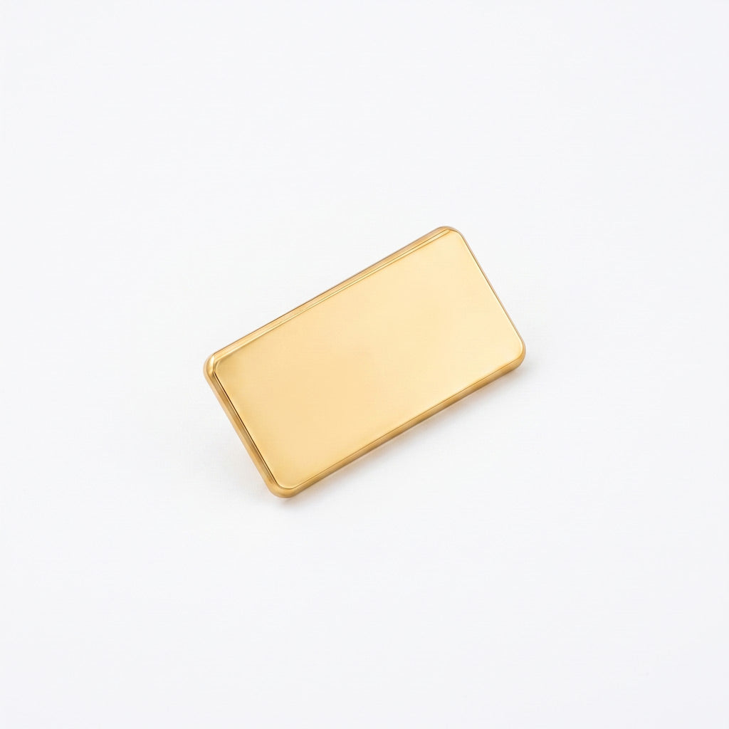 Insigna metalica dreptunghiulara personalizabila de culoare aurie, dimensiune 2.5x1.2 cm, cu sistem de prindere tip fluture pentru rever.