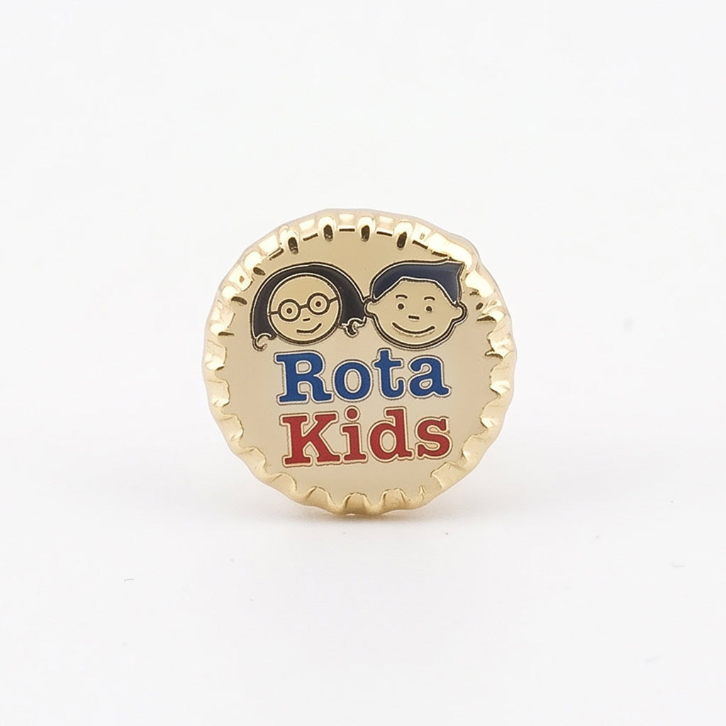Insigna metalica tip pin Rota Kids cu margini dantelate si design emailat cu personaje.