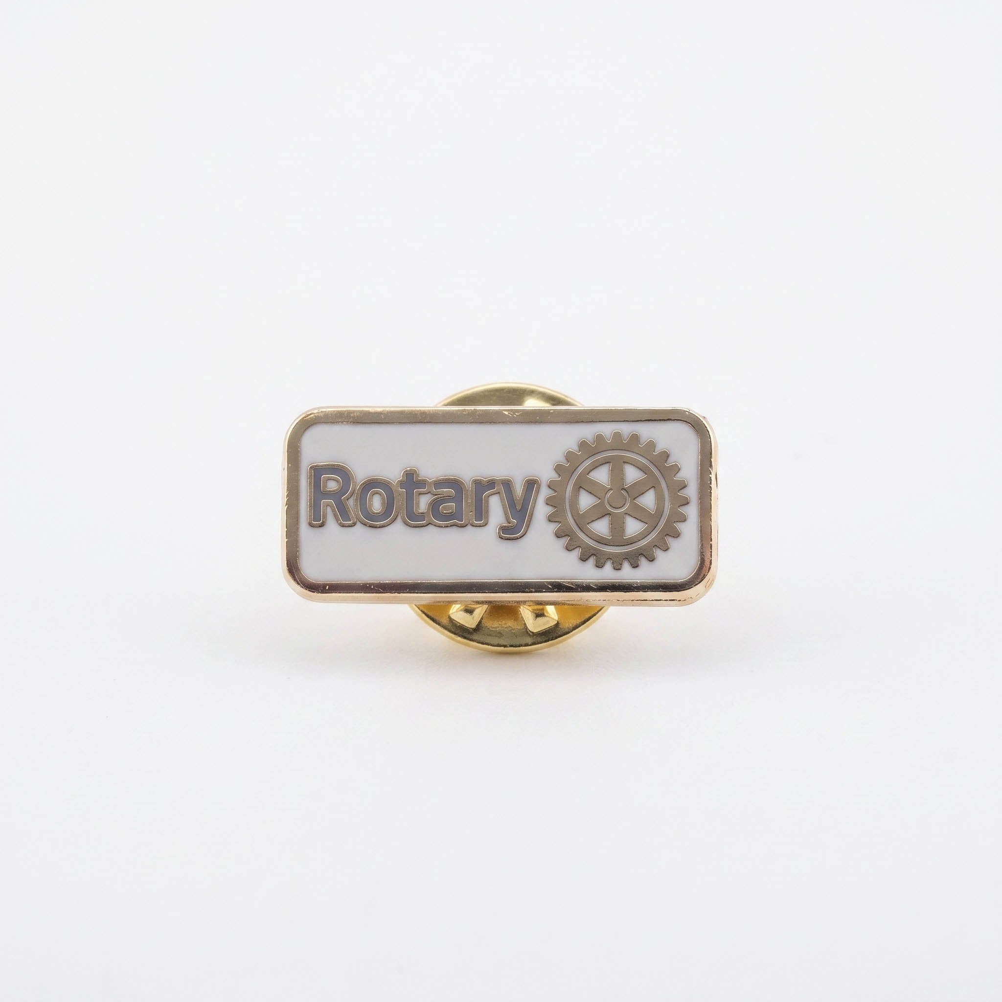 Insigna metalica tip pin Rotary cu design dreptunghiular, fundal emailat neted si emblema oficiala in relief.