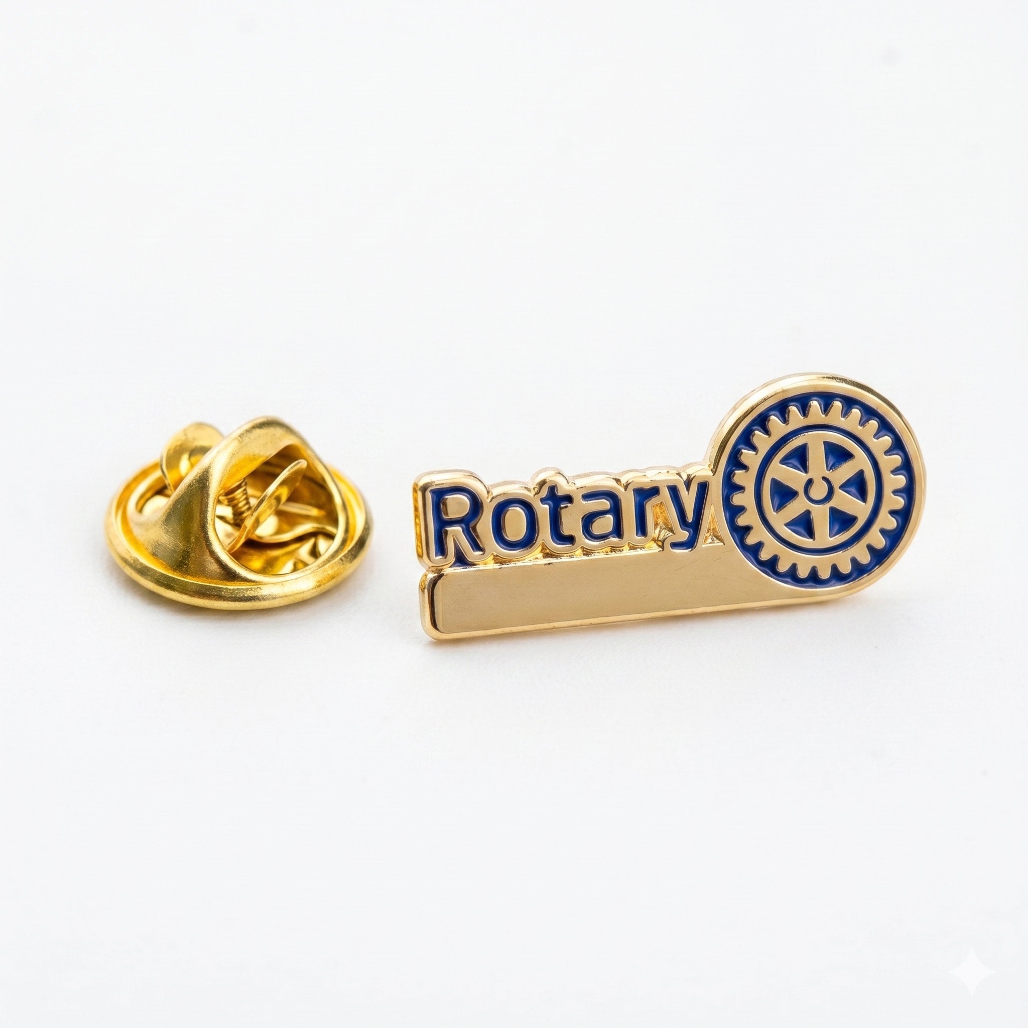 Insigna metalica tip pin Rotary cu spatiu liber dedicat personalizarii, prezentata pe fundal neutru.