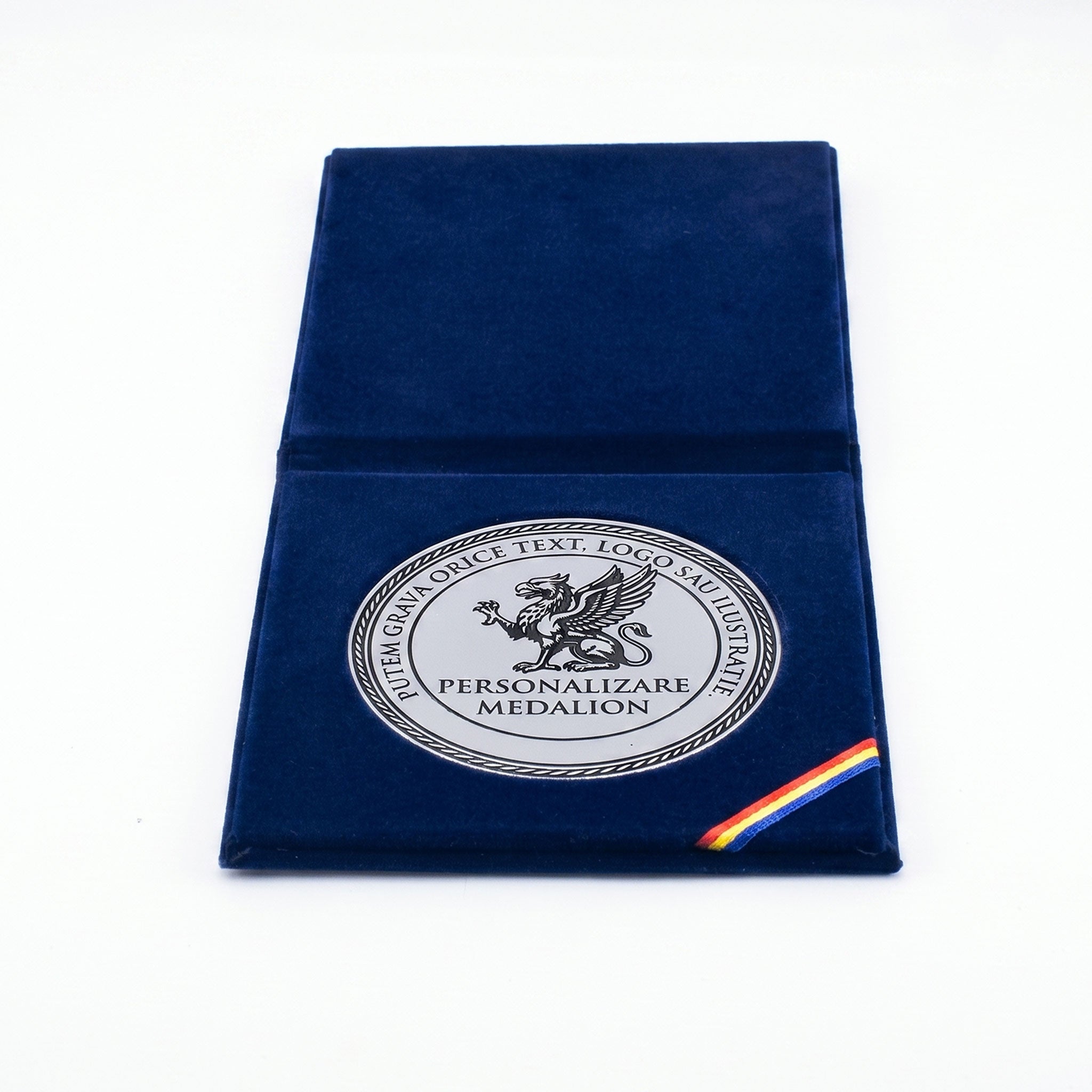 Detaliu interior mapa etui 10x10 cm cu medalie mare de 70mm argintiu mat si colt tricolor interior, eleganta premium.