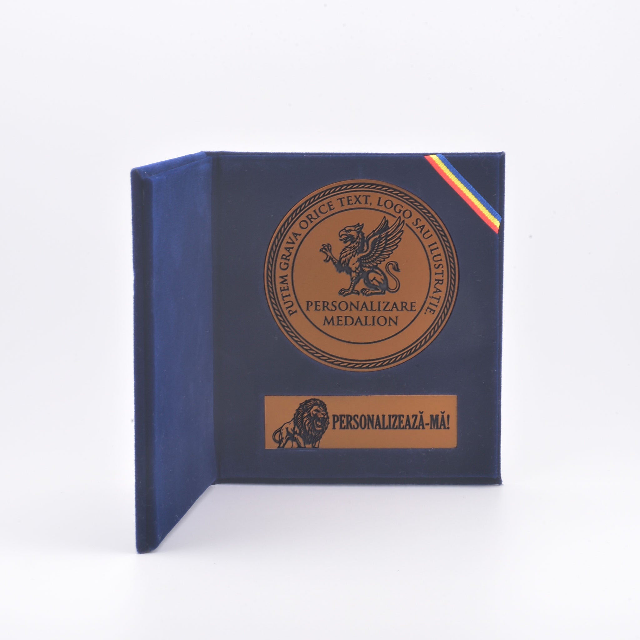 Medalie XL din bronz cu gravură laser și plăcuță metalică, așezate în mapă etui verticală din catifea bleu marin cu detaliu tricolor.