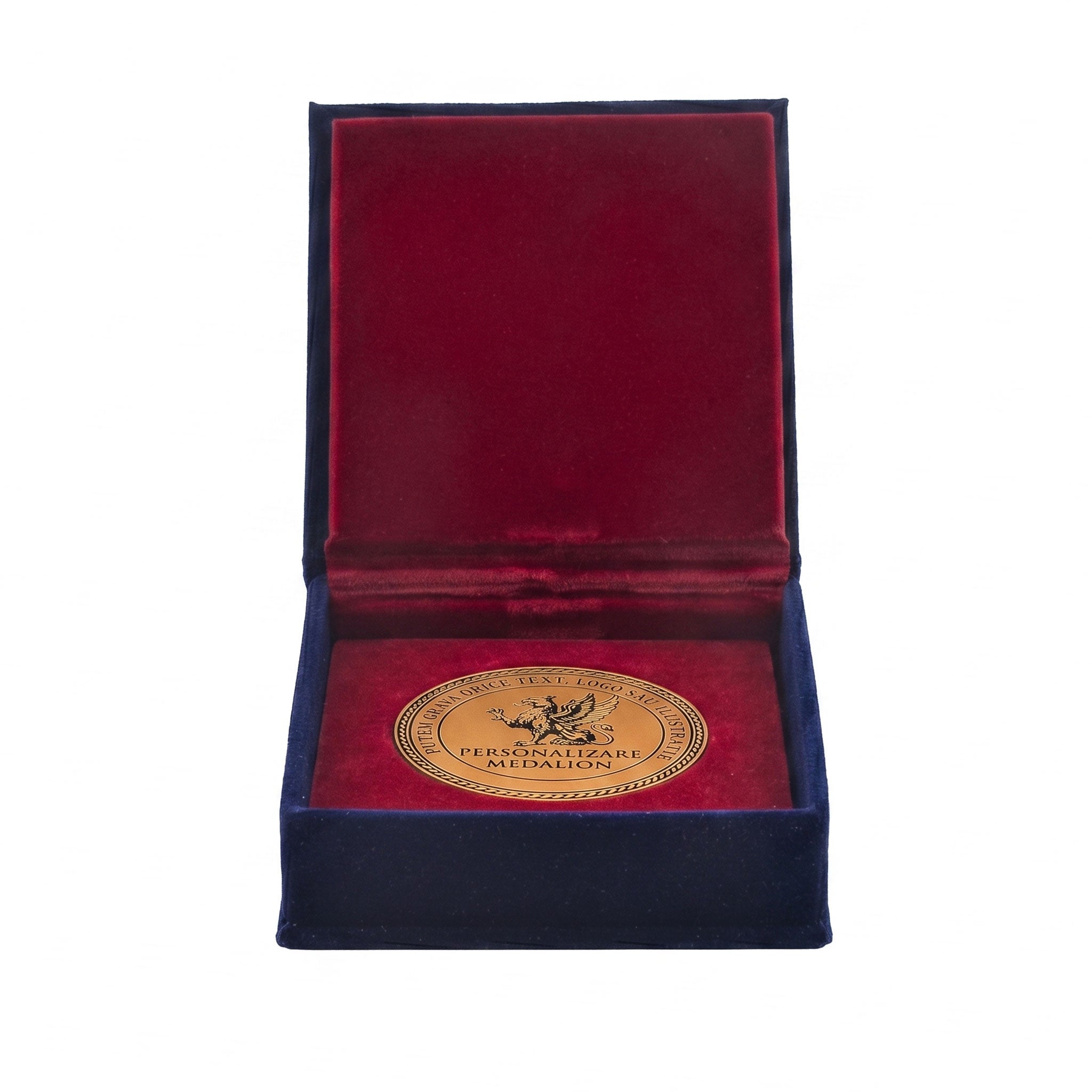 Medalie personalizata bronz cu cutie din catifea bleu marin si bordeaux de 8x8 cm, cu medalie de 50 mm gravata laser.