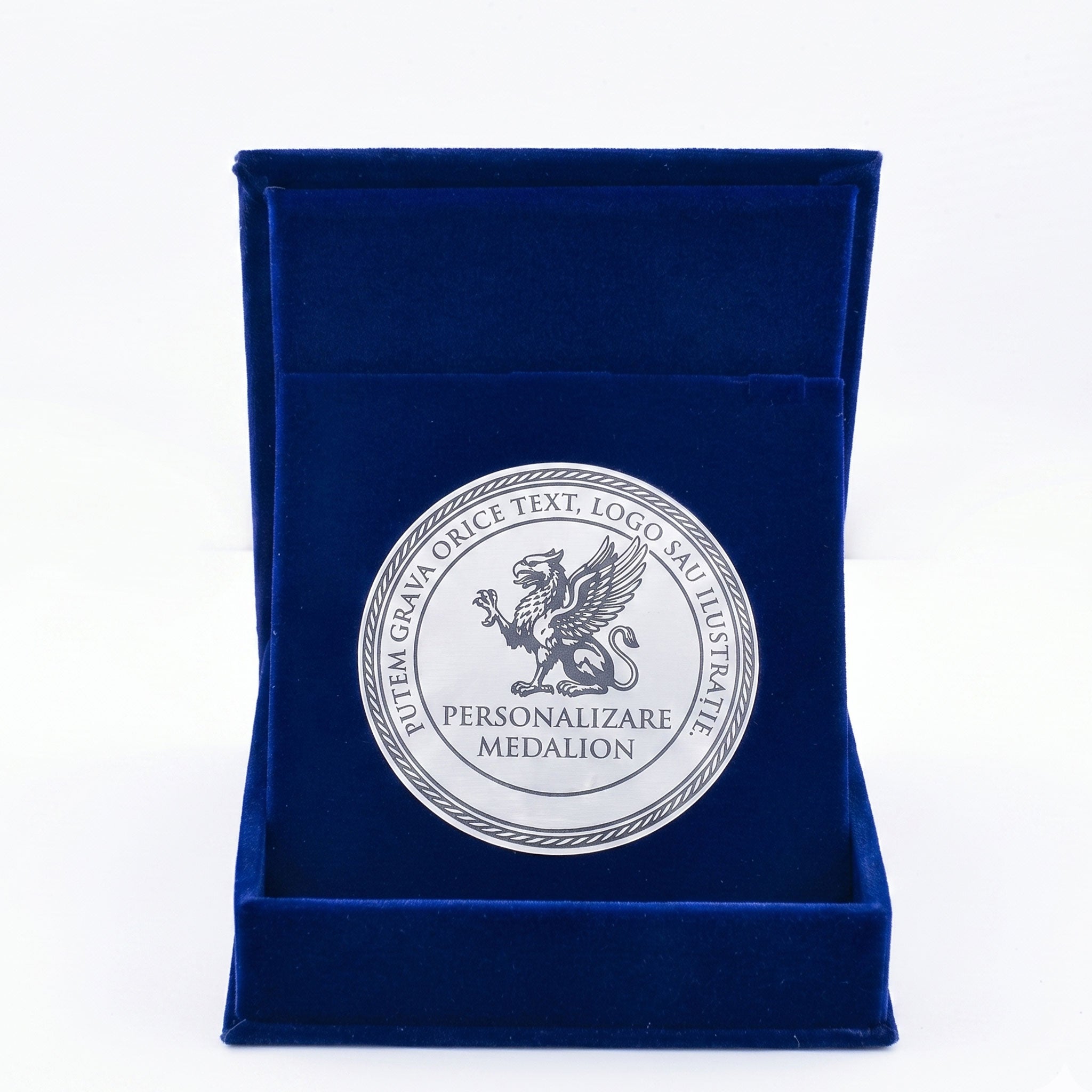 Medalie aniversara personalizata 70mm, finisaj argintiu periat in cutie premium din catifea bleu marin de dimensiuni mari.