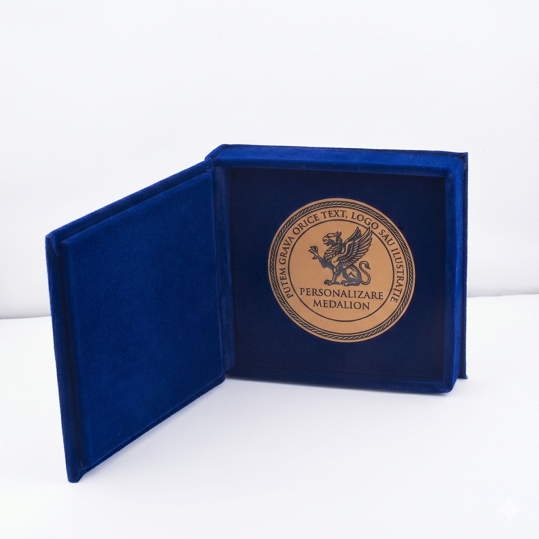 Medalie de merit personalizata in cutie de catifea bleu marin, finisaj bronz 70mm, ideala pentru distinctii si concursuri.