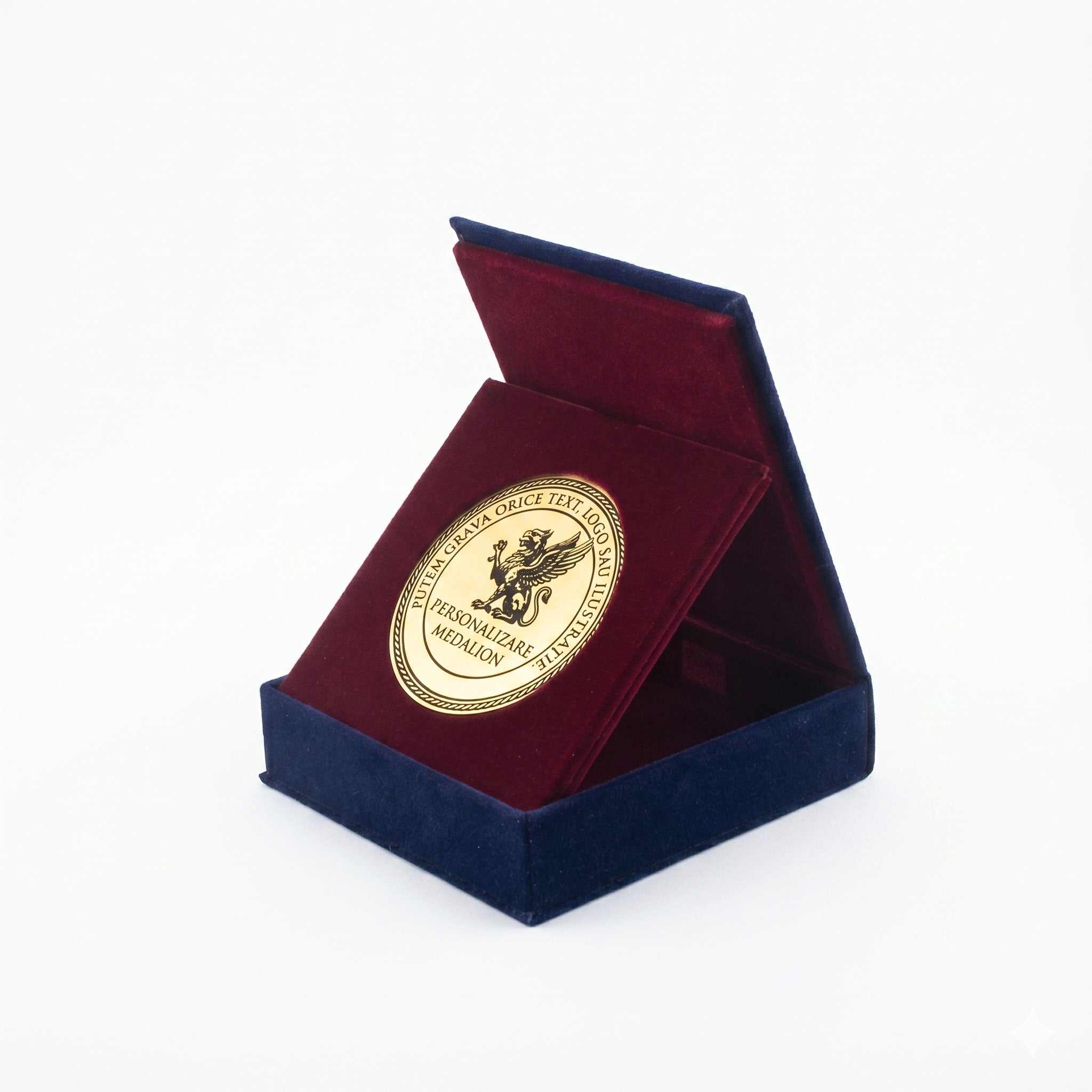 Medalie personalizata cu cutie de 12x12 cm, exterior bleu marin si interior bordeaux, medalie 70mm auriu periat cu gravura inclusa.
