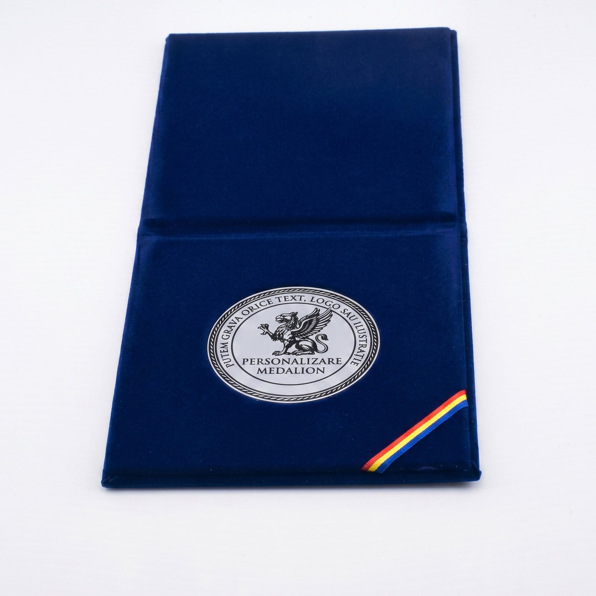 Profil subtire de 1 cm pentru mapa medalie personalizata argintie din catifea albastru inchis.