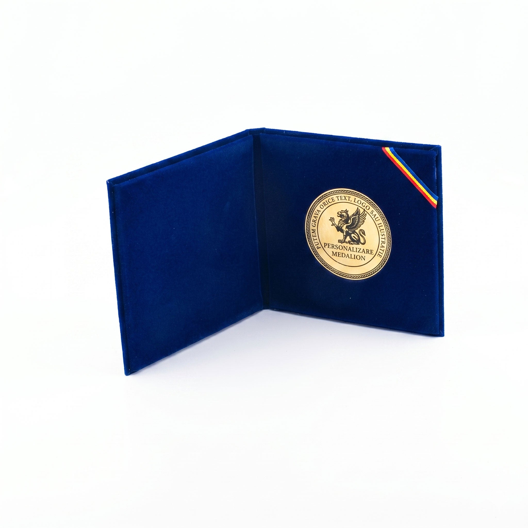Medalie auriu-periat personalizata cu mapa din catifea bleu marin, deschidere tip carte, dimensiune 10x10 cm.