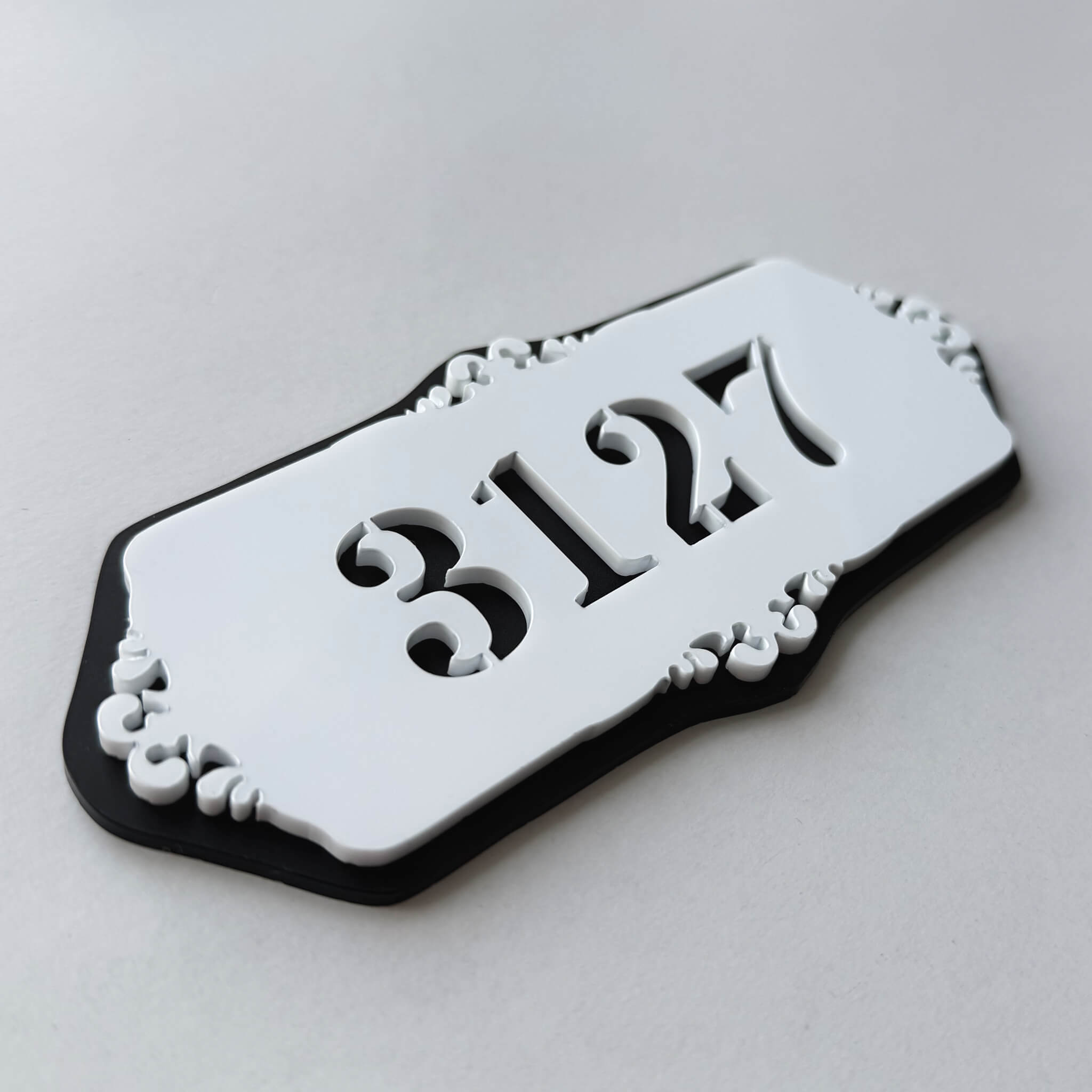 numar apartament Arabesque 15 cm cu suprafata alb lucios si baza negru mat vedere fata