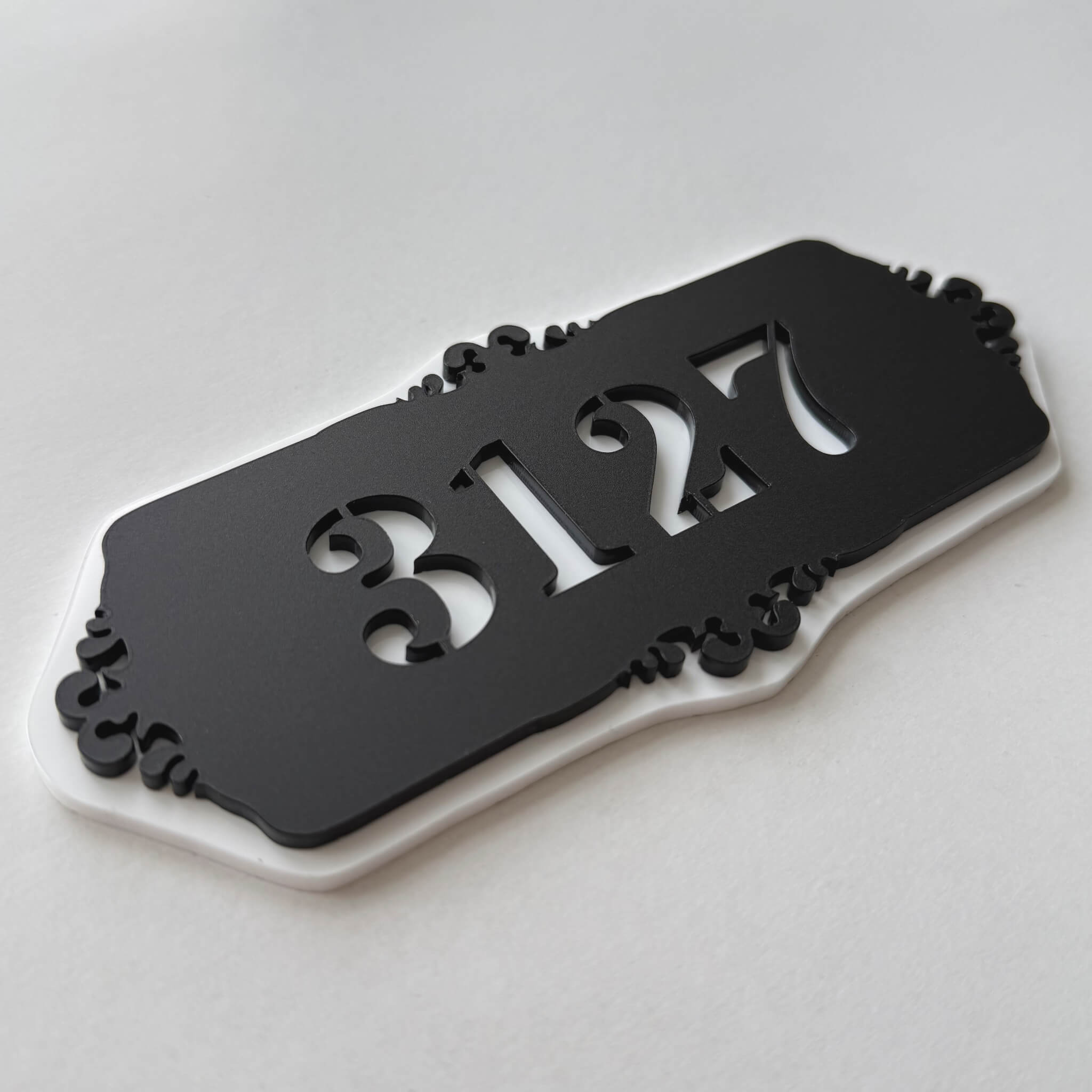 numar apartament Arabesque 15 cm cu suprafata negru mat si baza alb lucios vedere din unghi