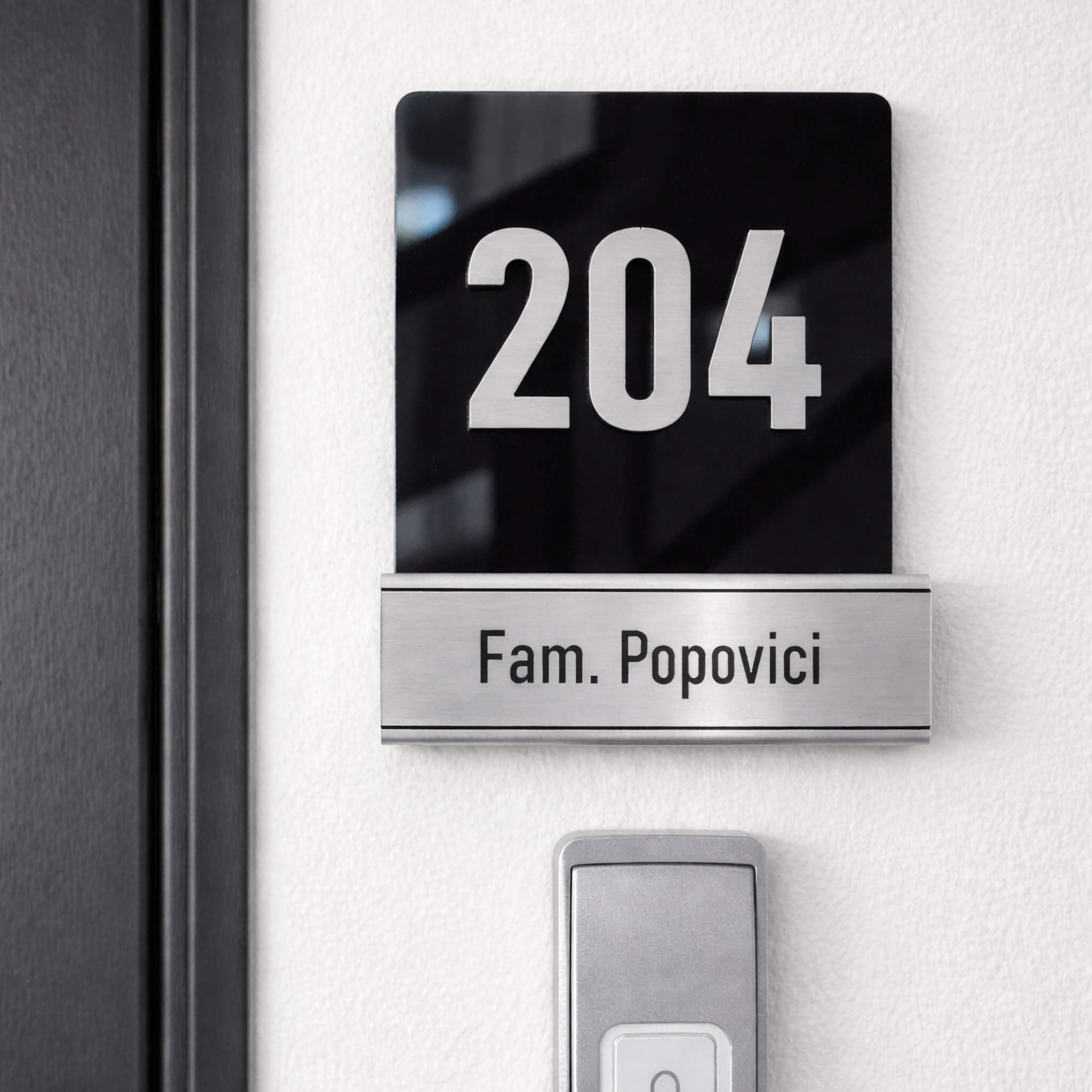 numar apartament cu placuta schimbabila negru lucios argintiu periat 10x13 cm