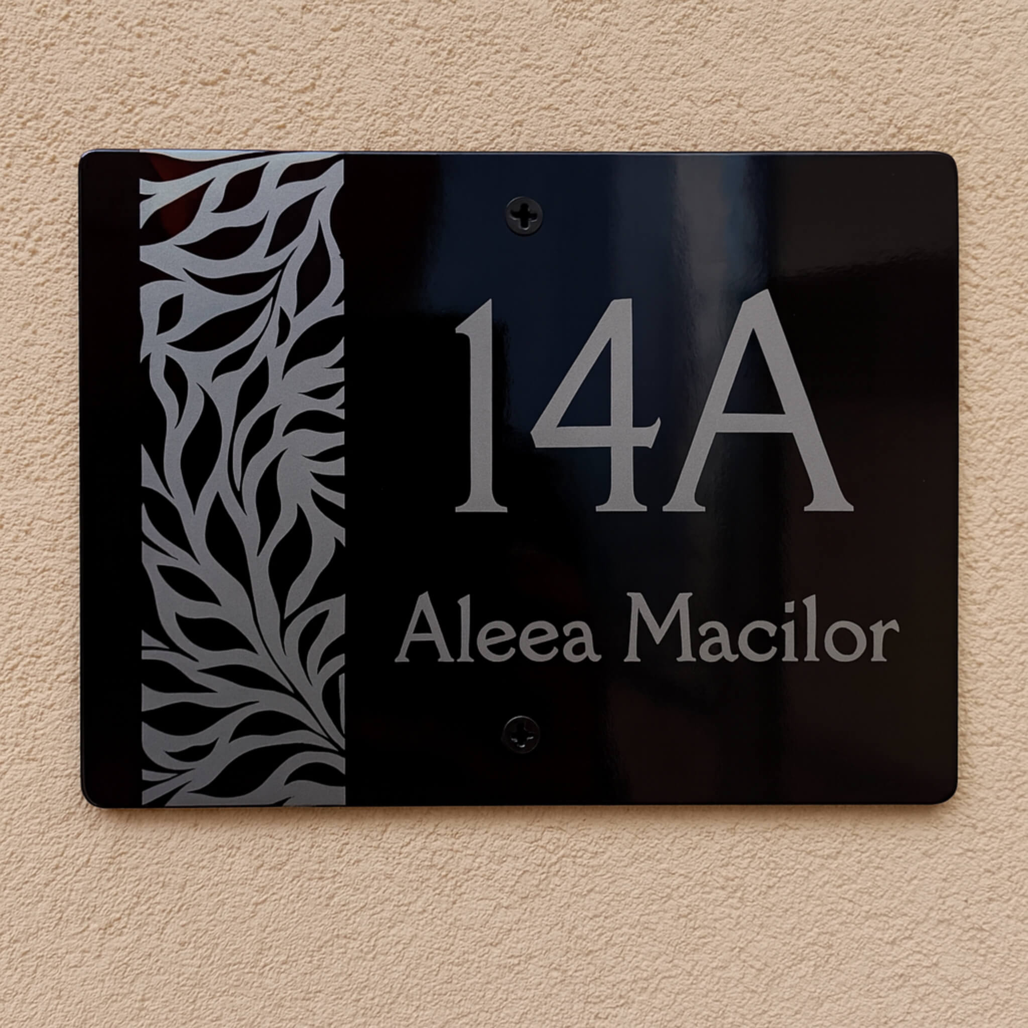 Numar casa AluCore Landscape Arbor negru lucios, gravura laser, vedere frontala. Personalizare 14A Aleea Macilor
