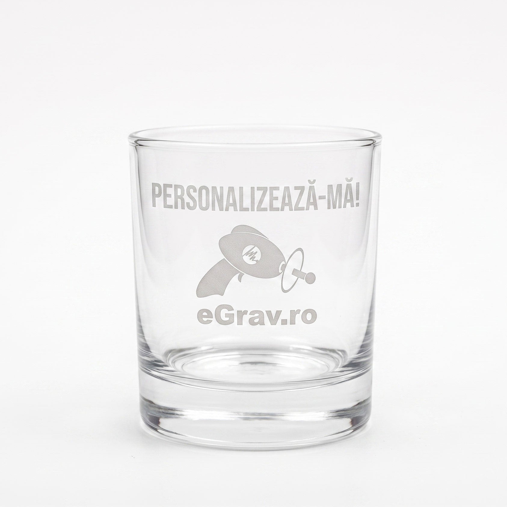 Pahar traditional de whiskey model Classic cu pereti cilindrici drepti, personalizat prin gravura laser permanenta.