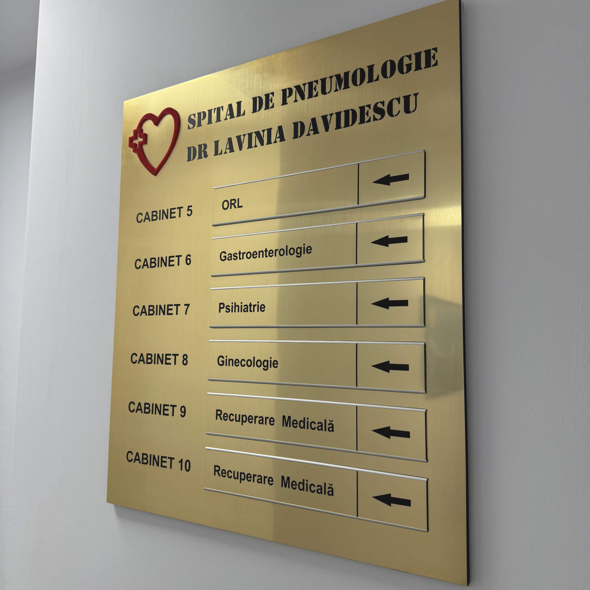 Director receptie cu placute schimbabile, panou informativ auriu periat 80x60 cm, glisiere modulare