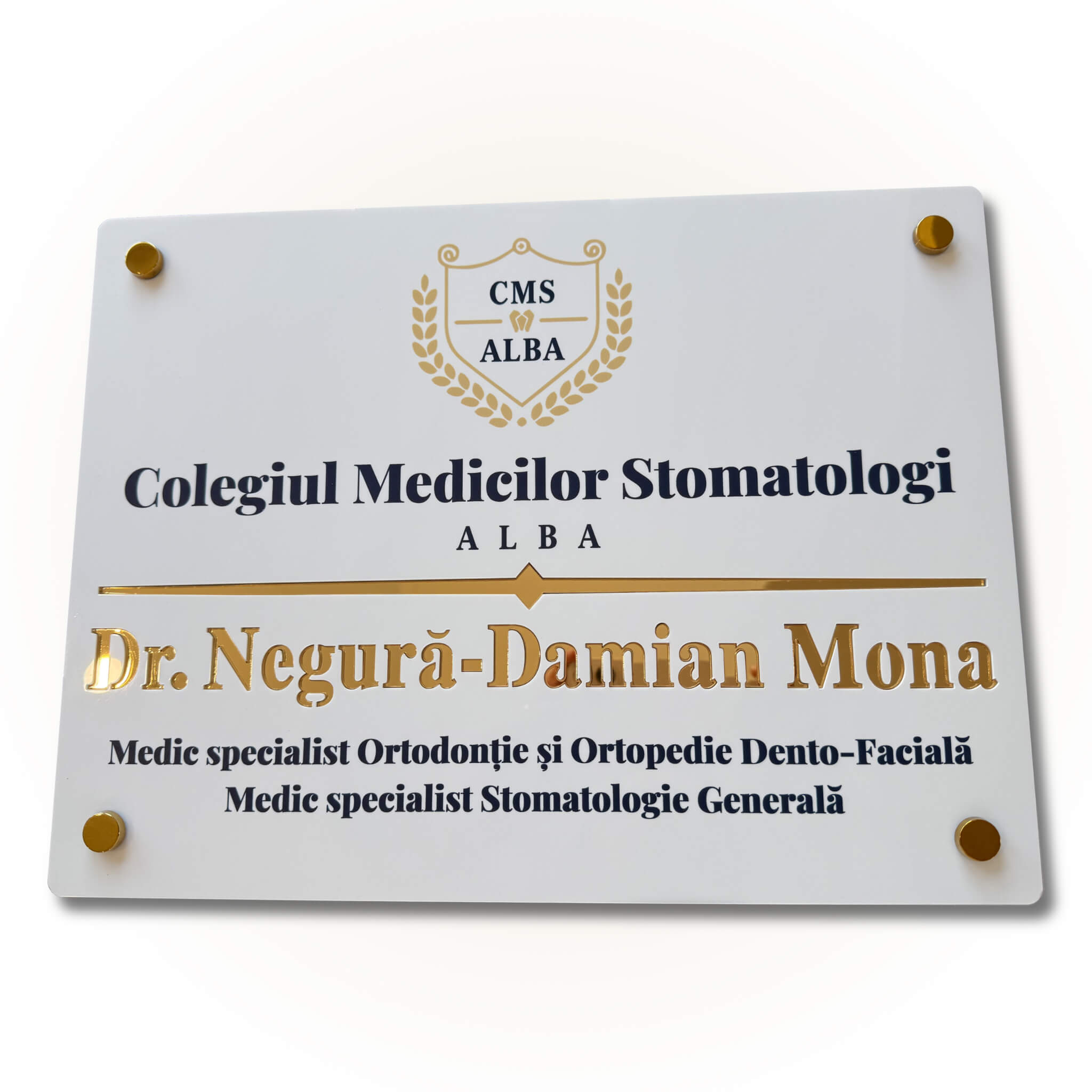 Placa firma cabinet stomatologic model CMSR, plexiglas alb lucios, intarsie plexiglas auriu oglinda, prindere cu distantieri