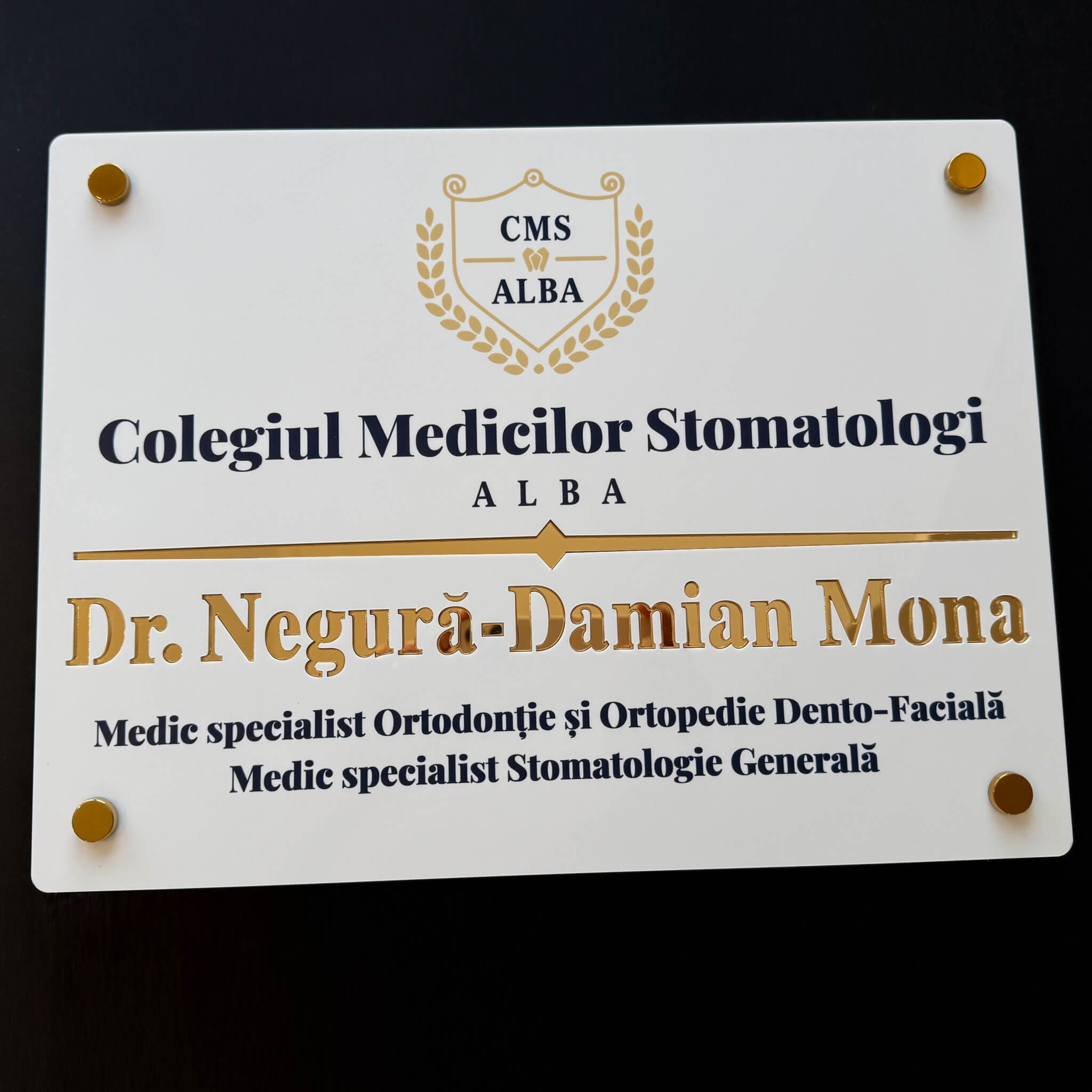 Placa firma dentist model CMSR, plexiglas alb lucios, text clar, prindere cu distantieri aurii, fotografie studio