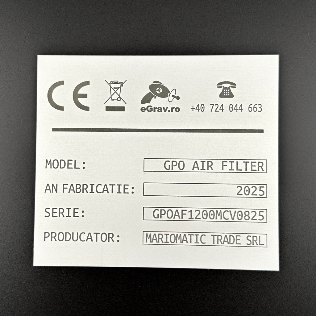 Placuta de aluminiu eloxat cu informatii despre un filtru de aer si producatorul acesteia