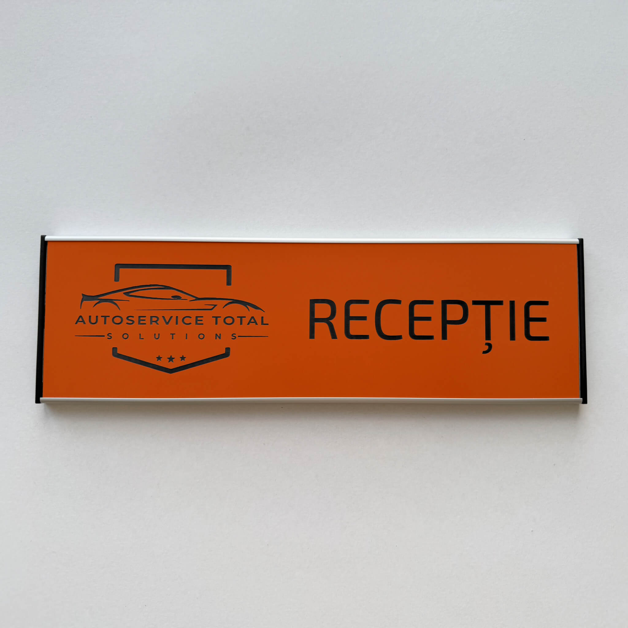 Placuta de birou portocaliu cu negru personalizata in glisiera de aluminiu