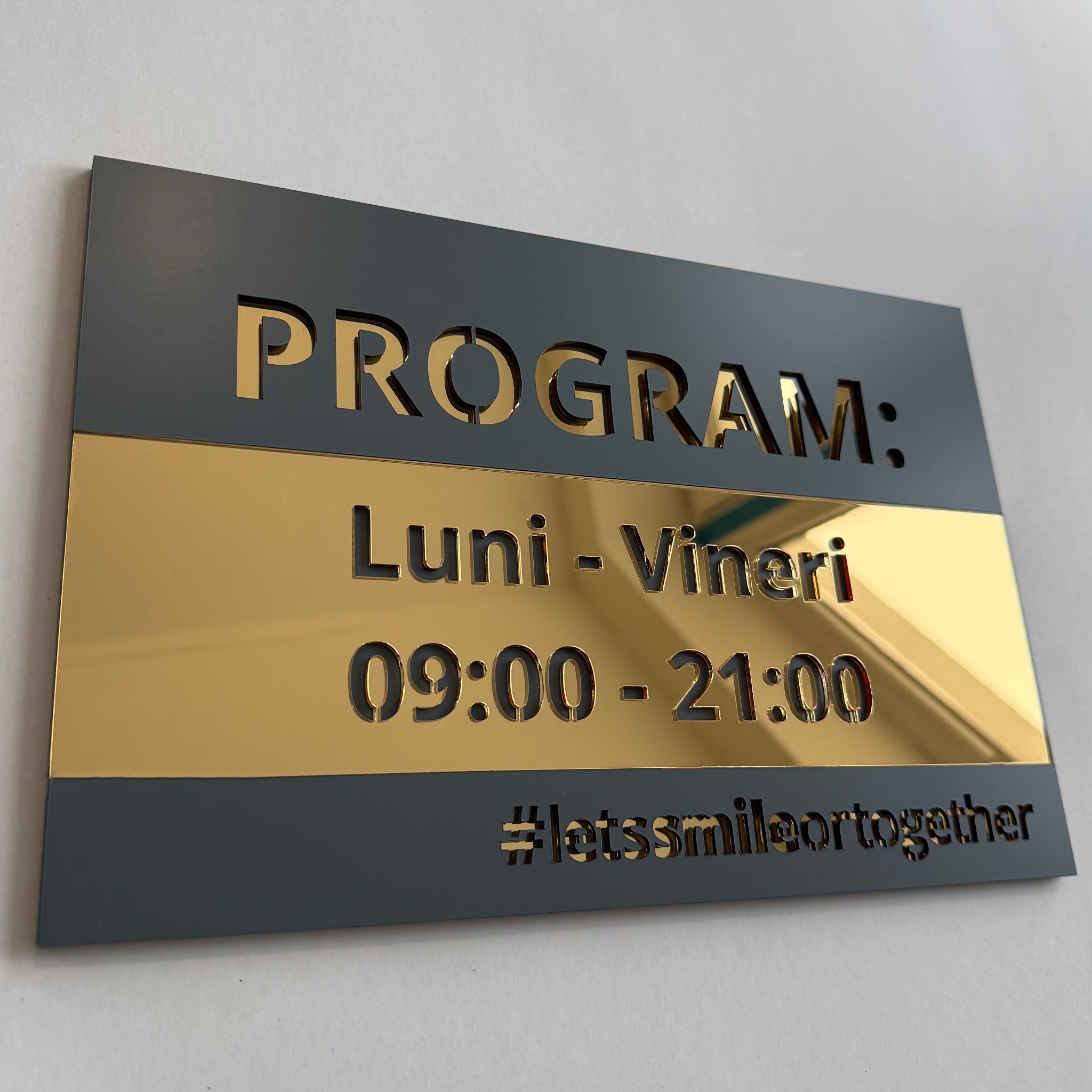 detaliu orar sliding prime reflexie auriu oglinda