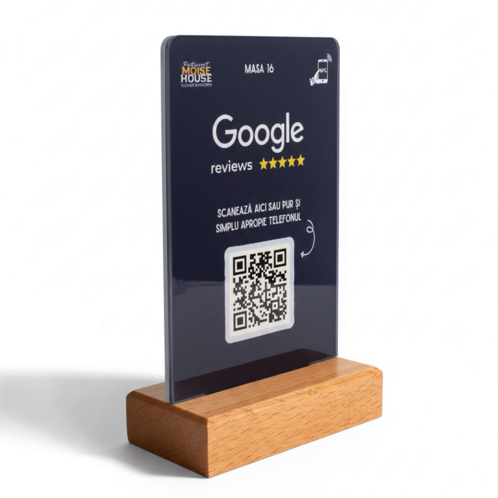 Stand QR NFC acril premium cu suport lemn finisat 12x8 cm - vedere in unghi