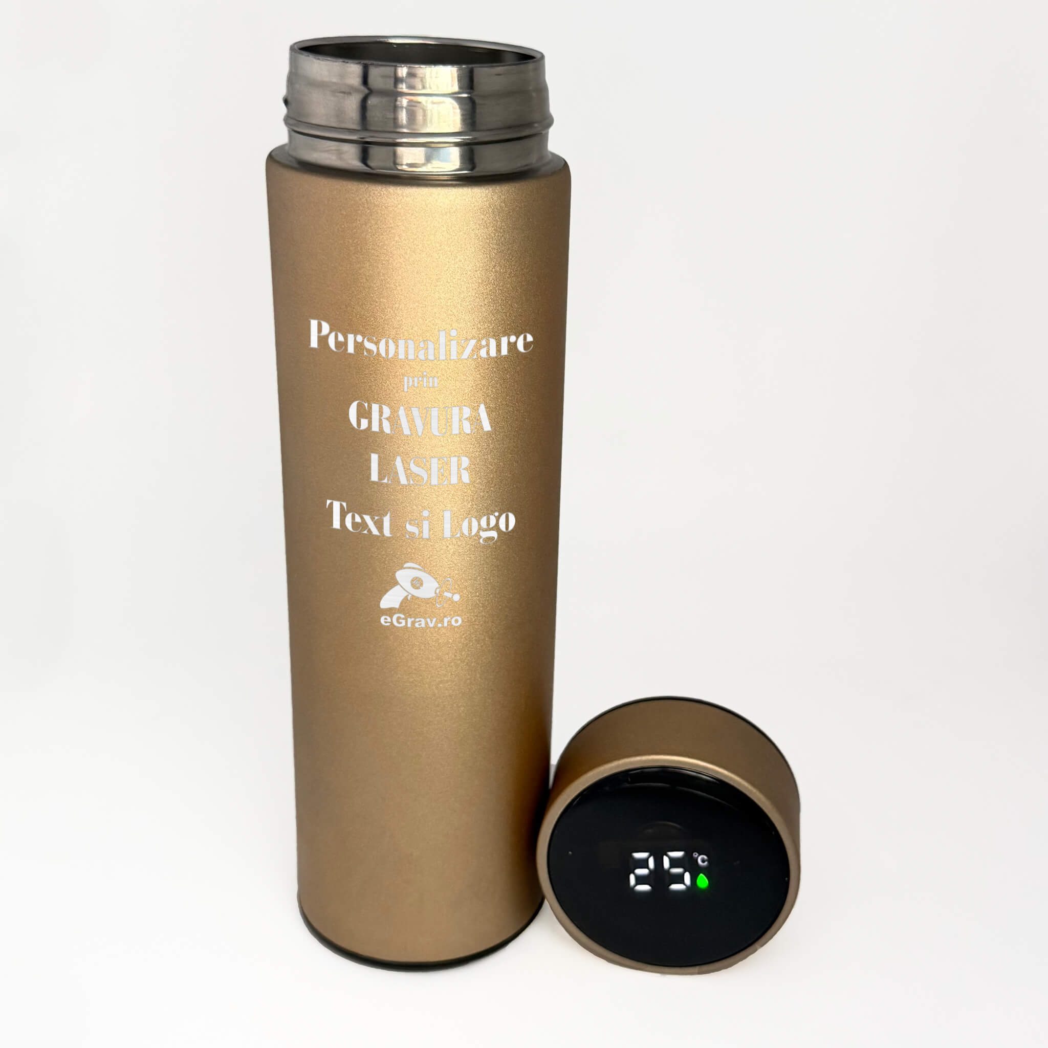Termos auriu metalizat cu personalizare laser si alaturi capacul cu termometru incorporat.