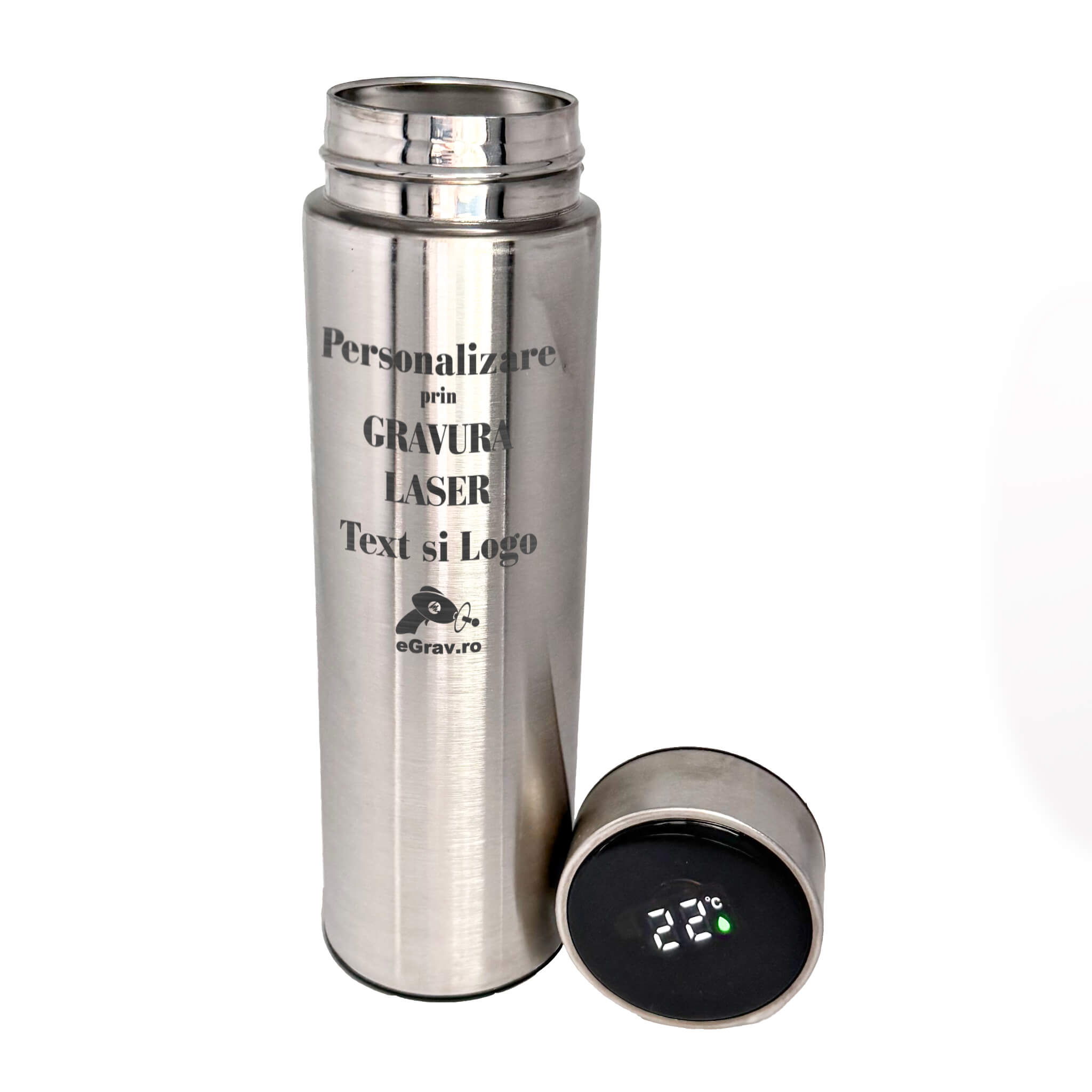 Termos din inox cu finisaj periat si personalizare prin gravura laser. Alaturi capacul cu termometru incorporat.