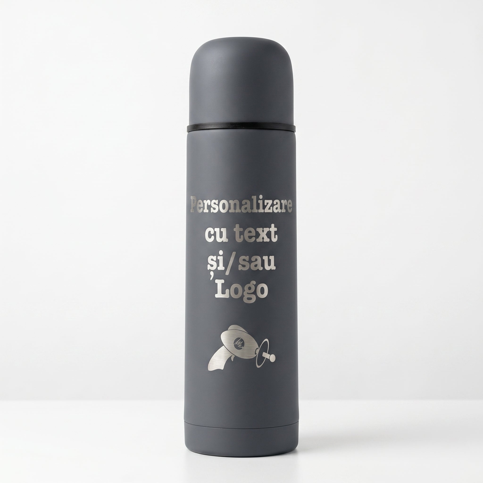 Termos personalizat 500 ml gri mat cu text sau logo gravat, vedere din fata