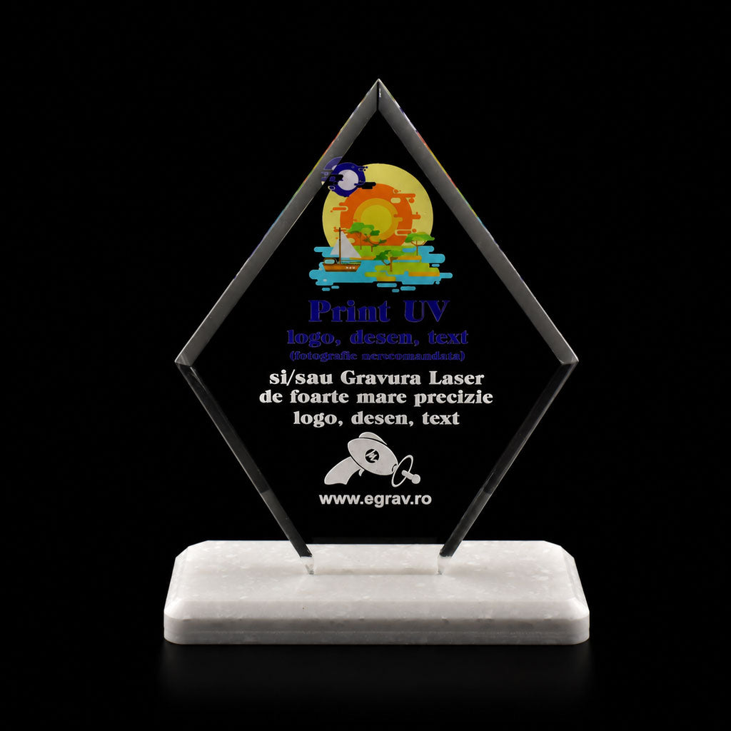 Trofeu personalizat Model A de 17 cm inaltime, forma geometrica de romb sau diamant, prezentand personalizare prin print UV si baza din piatra compozita Avonite.