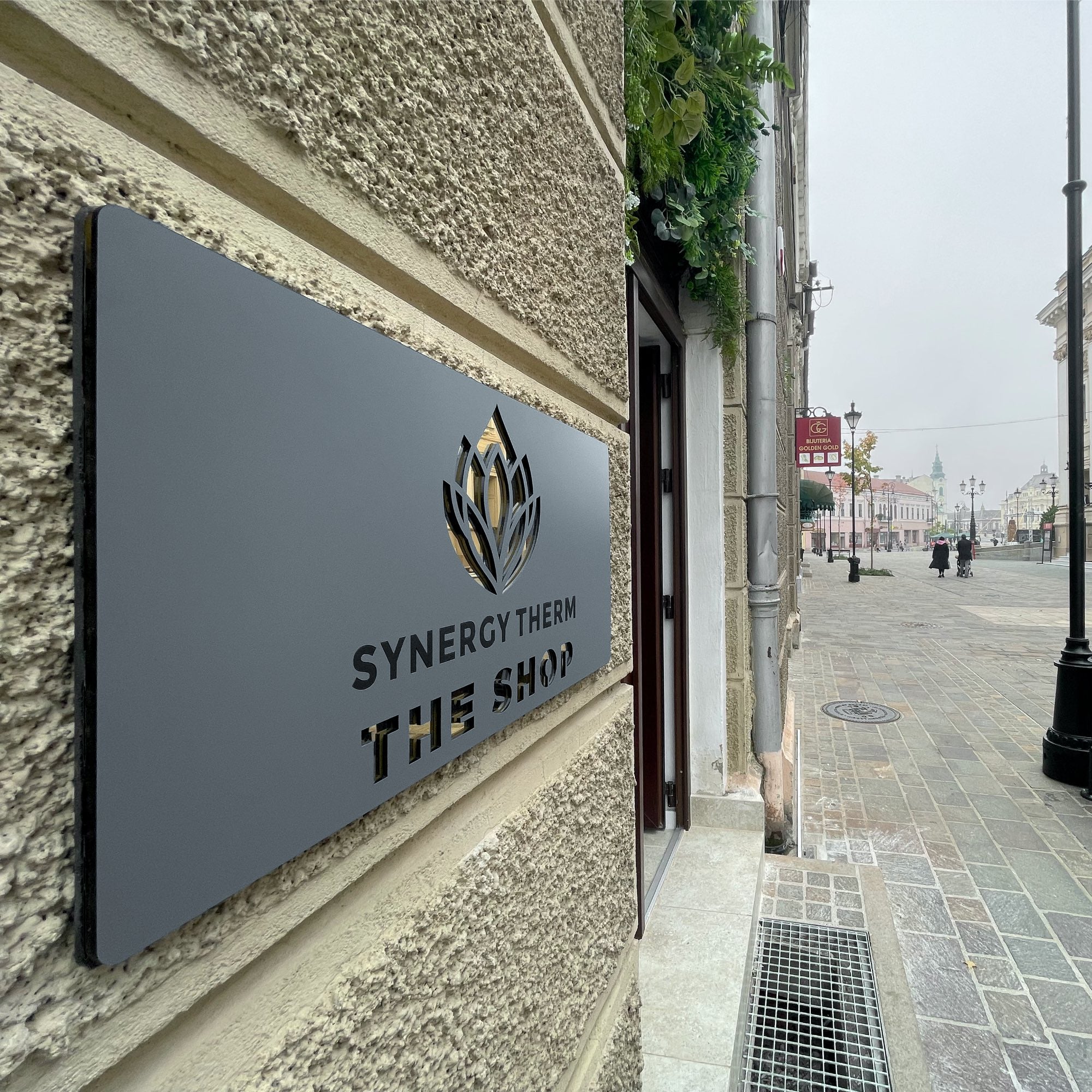Placa Firma Oradea Gri Antracit Auriu Oglinda si Gravura Neagra pozat din lateral