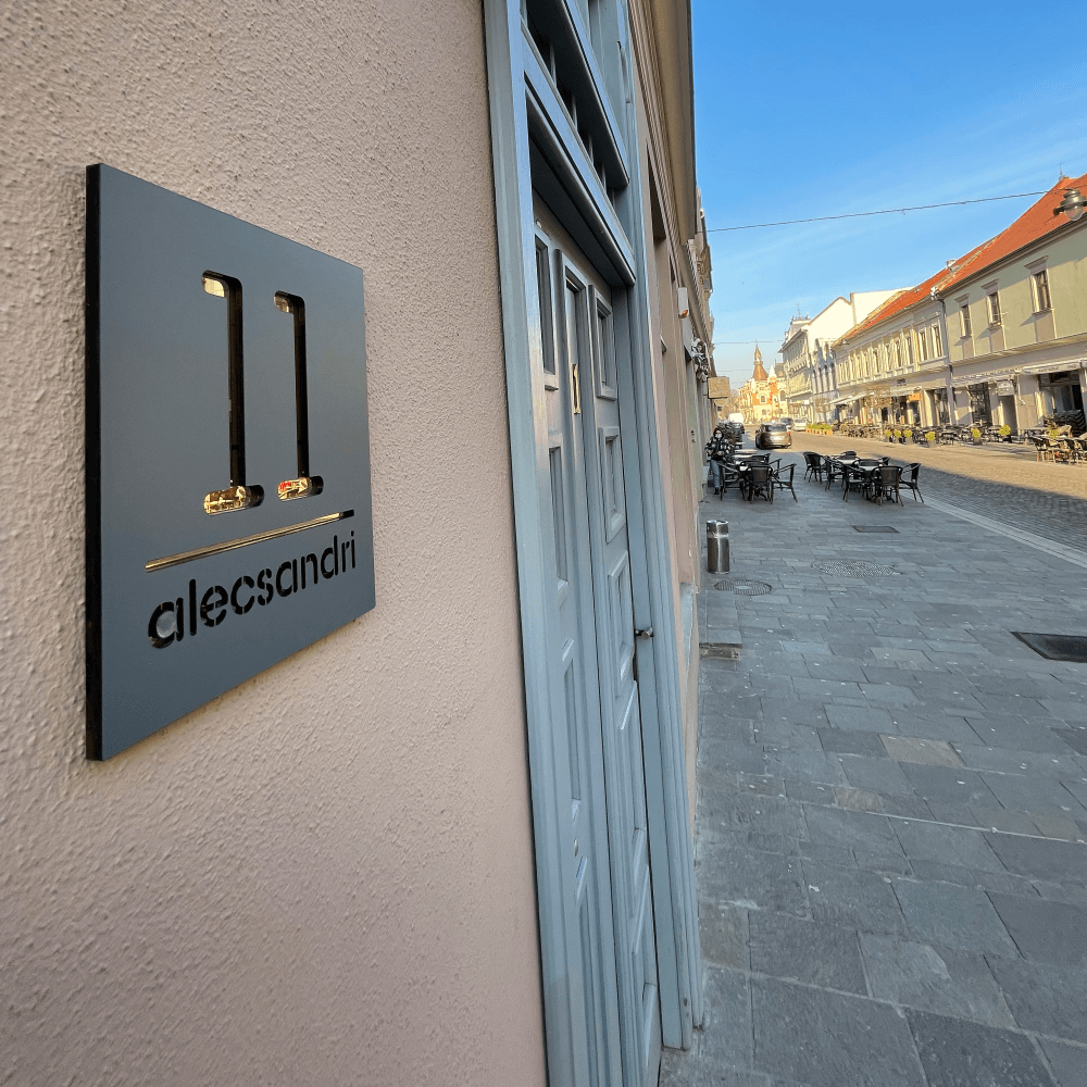 Numar de casa gri antracit cu auriu montatn pe perete exterior